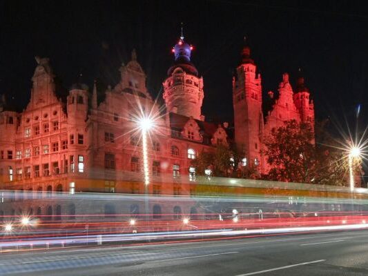 Anlässlich des "Orange Day" werden Gebäude orangefarben angestrahlt