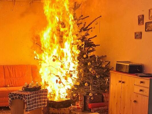 In Sekundendschnelle steht ein Christbaum in Vollbrand