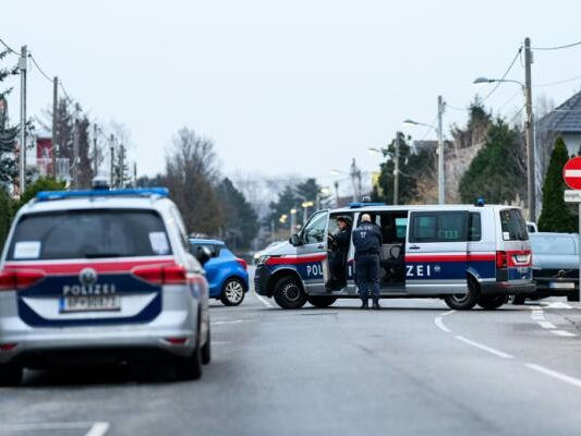 Polizisten sperrten Tatort am Montag ab