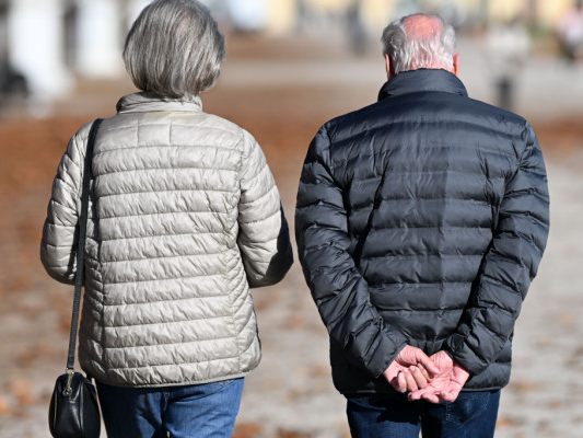 Die Lücke zwischen Frauen und Männern besteht auch im Alter