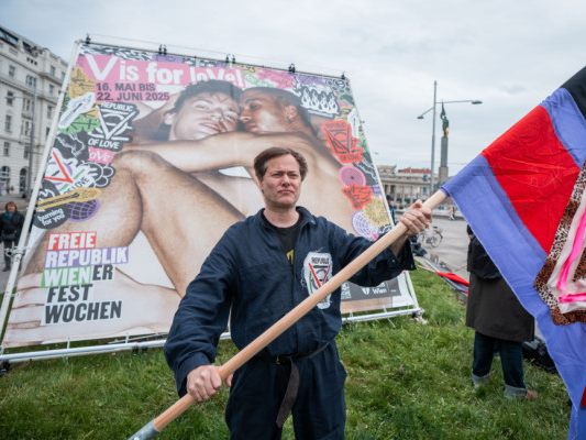 Festwochen-Intendant geht wieder auf "Resistance  Now!"-Tour