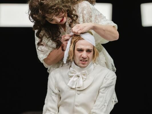 Manchmal rutscht die Perücke: "Die Möwe" in St. Pölten