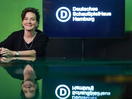 Intendantin Karin Beier entschuldigt sich beim Publikum