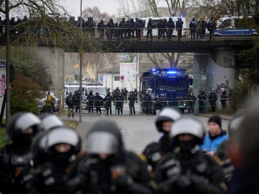 Starke Polizeipräsenz rund um Treffen in Gießen