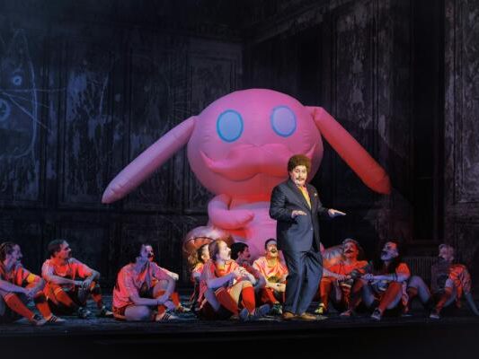 Jakob Semotan (vorne) und das Strauss-Häschen an der Volksoper