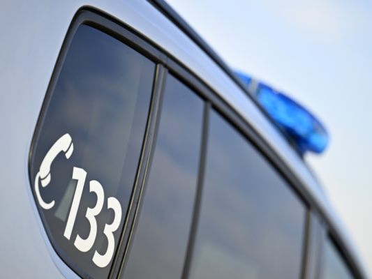 Beim Eintreffen der Polizei noch am Hals festgehalten