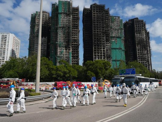 Abgebrannte Wohntürme durchsucht