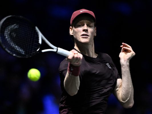 Jannik Sinner gewann das diesmal ungleiche Duell spielend