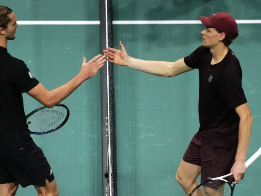 Jannik Sinner/r. trifft bei den ATP Finals auf Alexander Zverev/l.