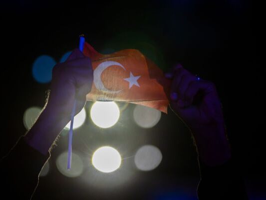 Acht Haftbefehle und weitere Ermittlungen