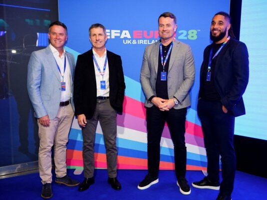 Michael Owen (links) ließ sich die Auftaktveranstaltung nicht entgehen