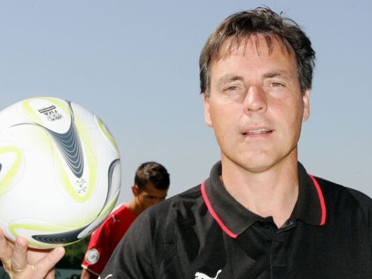 U17-Coach Hermann Stadler fand auch gegen England das richtige Rezept