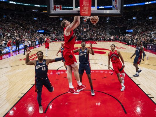 Dunk von Jakob Pöltl im NBA-Spiel Toronto gegen Cleveland