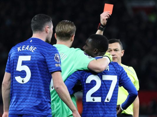 Teamkollegen-Gerangel endete  Rot für Gueye