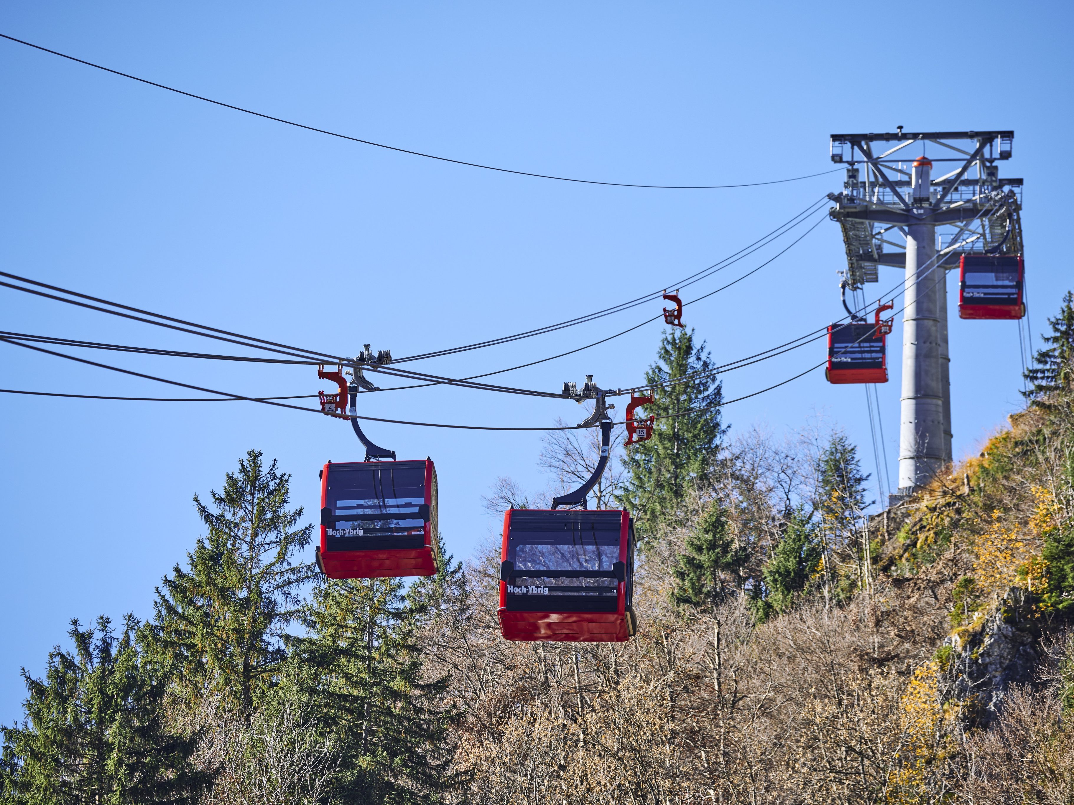 Die weltweit erste TRI-Line-Seilbahn steht im Schweizer Skigebiet Hoch-Ybrig und verbindet Weglosen mit Seebli.