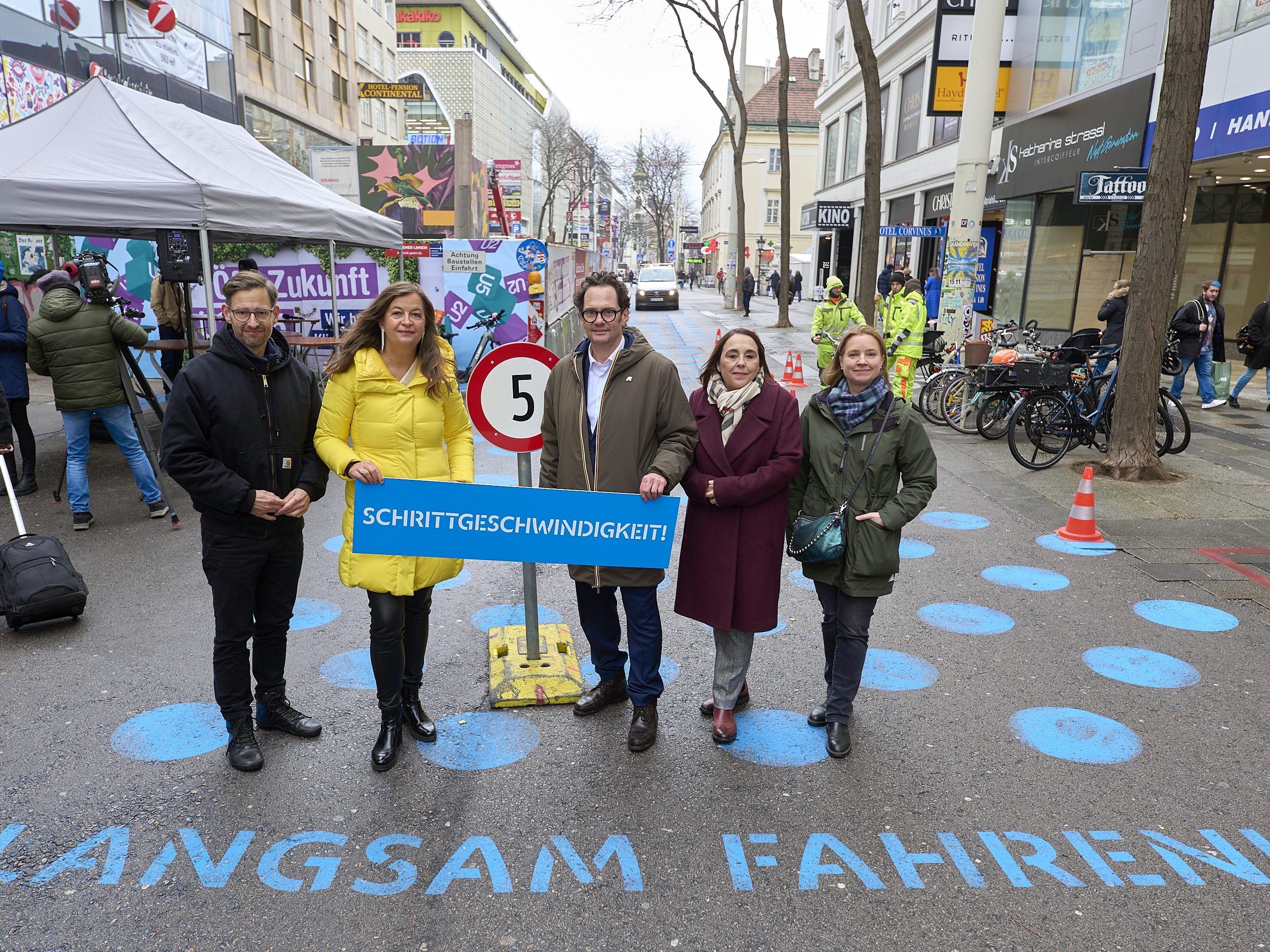 Blaue Punkte markieren den Rad-Bereich bei Engstellen auf der Mariahilfer Straße.