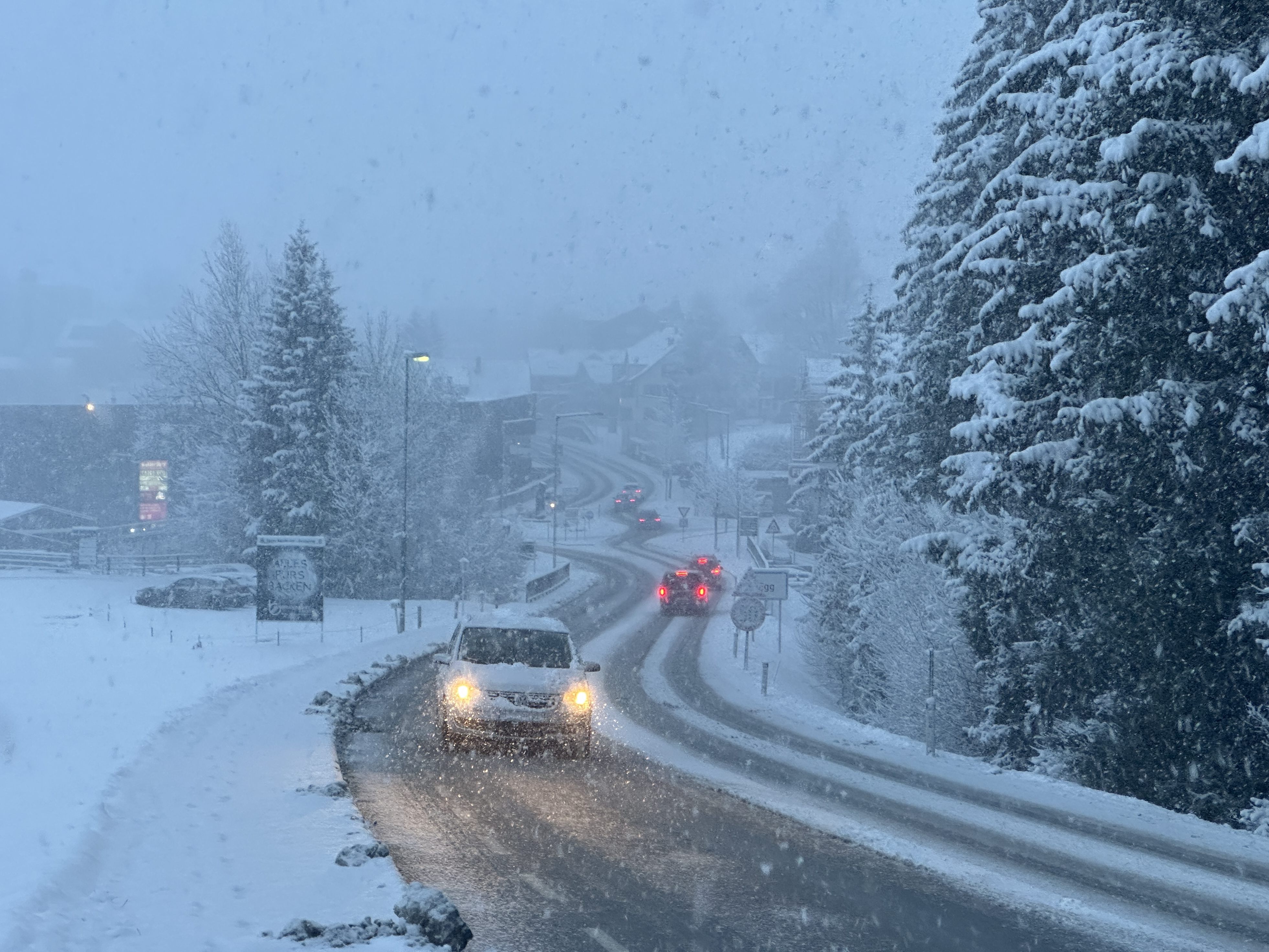 Nach dem regnerischen Wochenstart bringt ein Kaltlufteinbruch ab Donnerstag Schnee bis in mittlere Lagen.