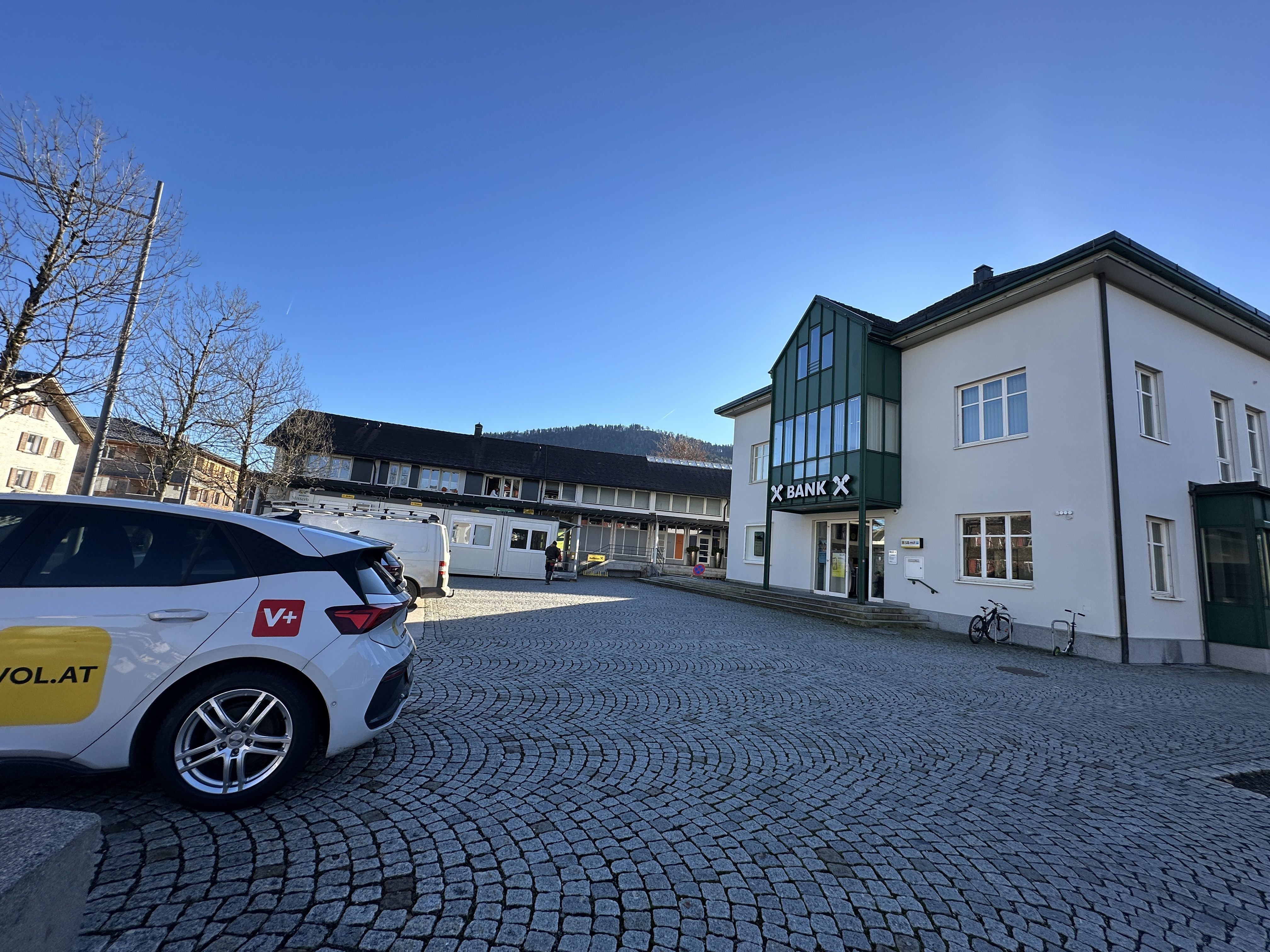 Ein Baucontainer vor der Raiba wirft Fragen auf. Was hier geplant ist.