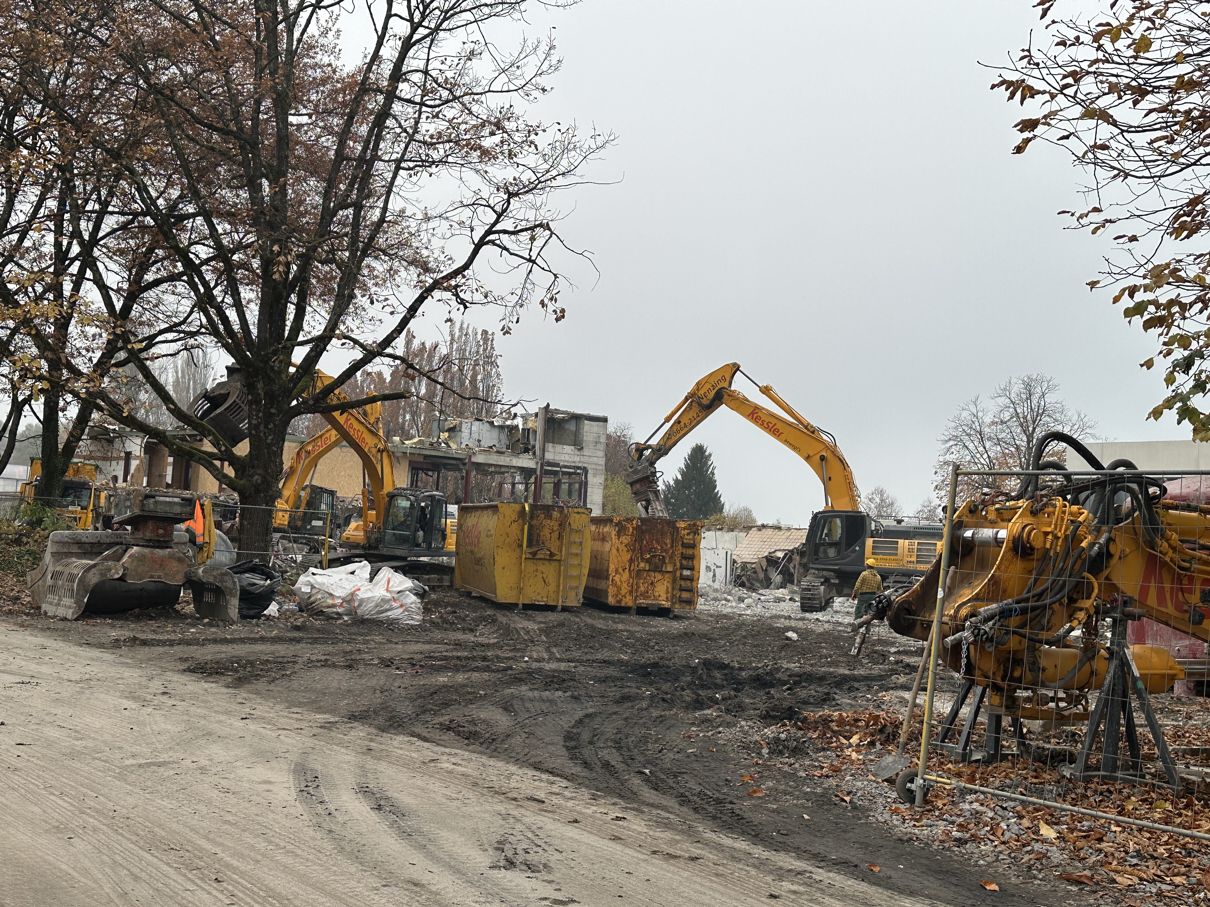 Das alte Hallenbad in Bregenz wird abgerissen.