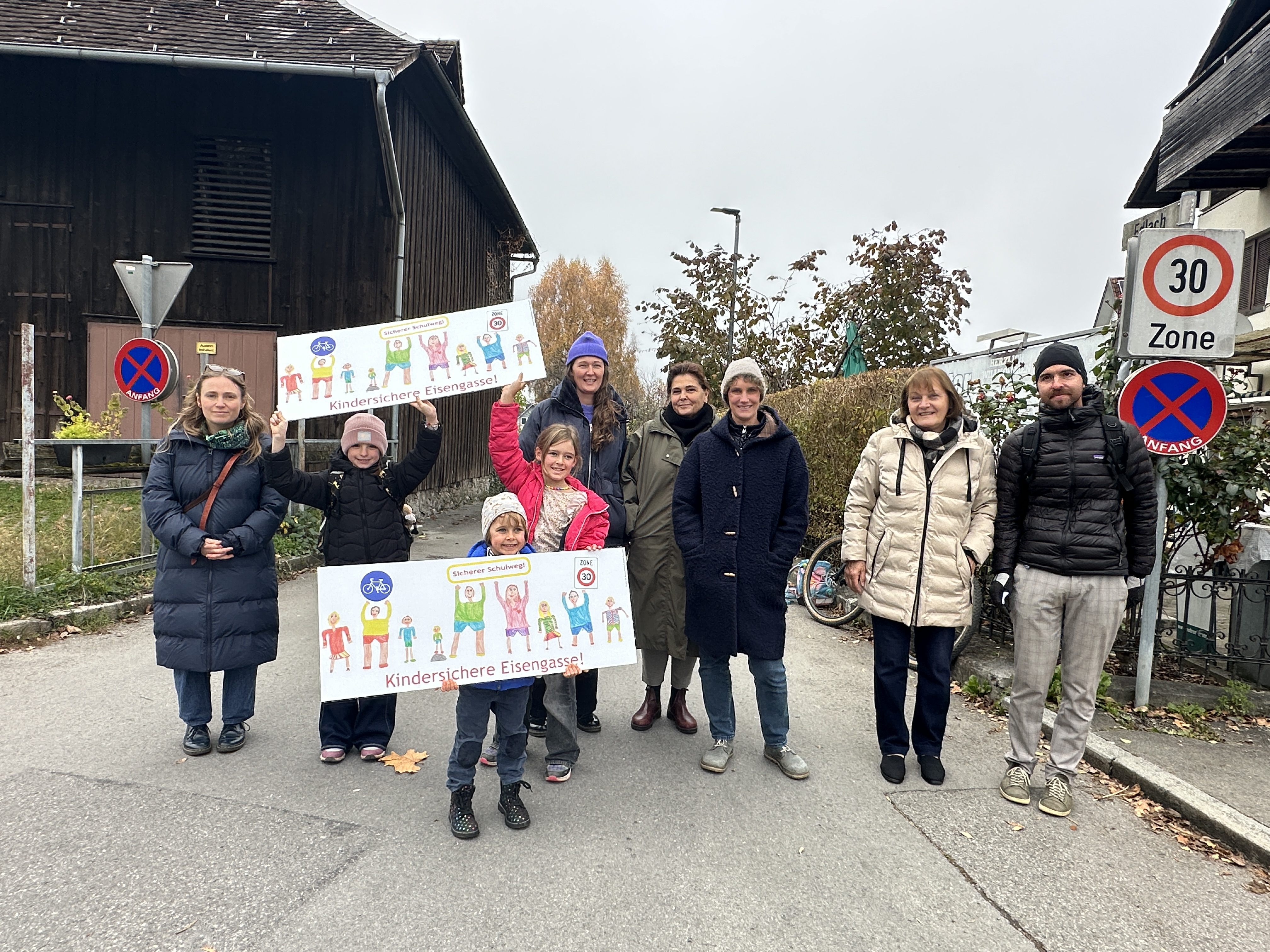 Eltern und Anrainer setzen sich für eine kindersichere Eisengasse ein.