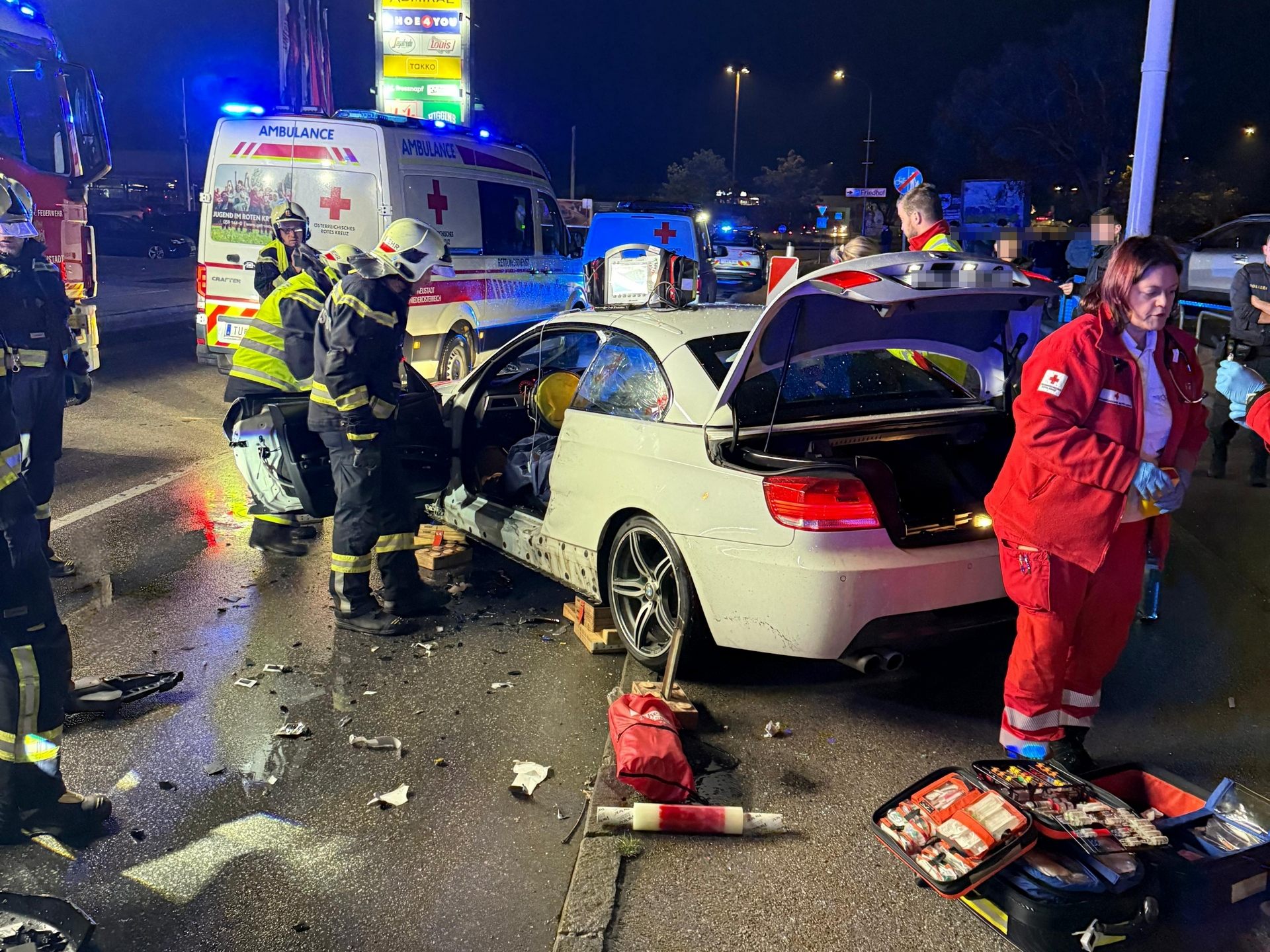 Ein Pkw-Lenker musste von der Feuerwehr aus dem Unfallwrack befreit werden.