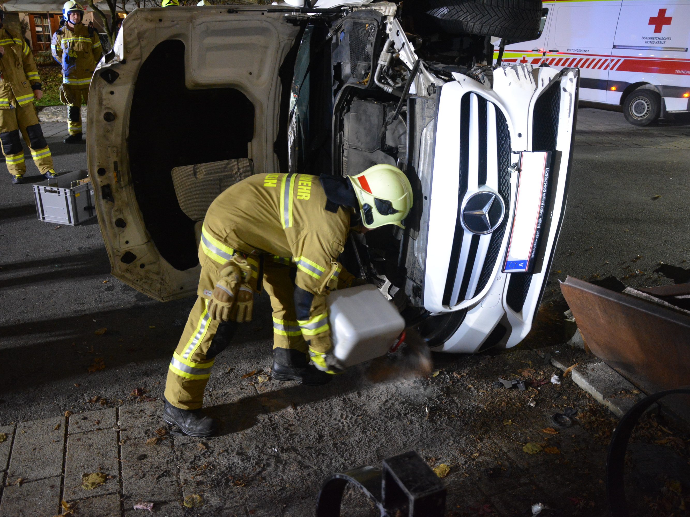 Ein 23-Jähriger kracht in Hallein unter Drogeneinfluss und mit 1,9 Promille gegen einen Blumentrog.