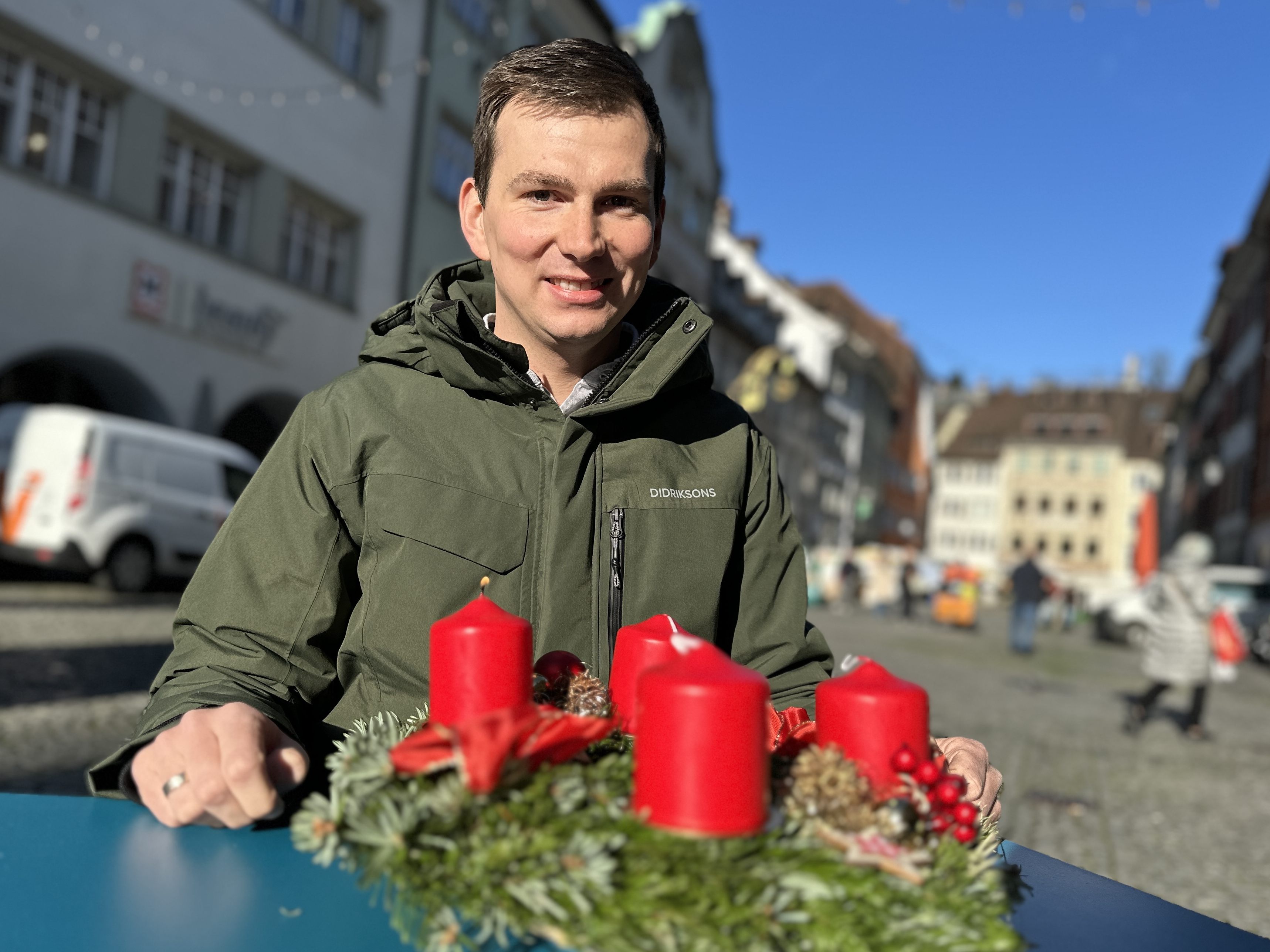 VOL.AT traf Thomas Erlacher in der Feldkircher Innenstadt, wo er die erste Kerze am Adventskranz anzündete.