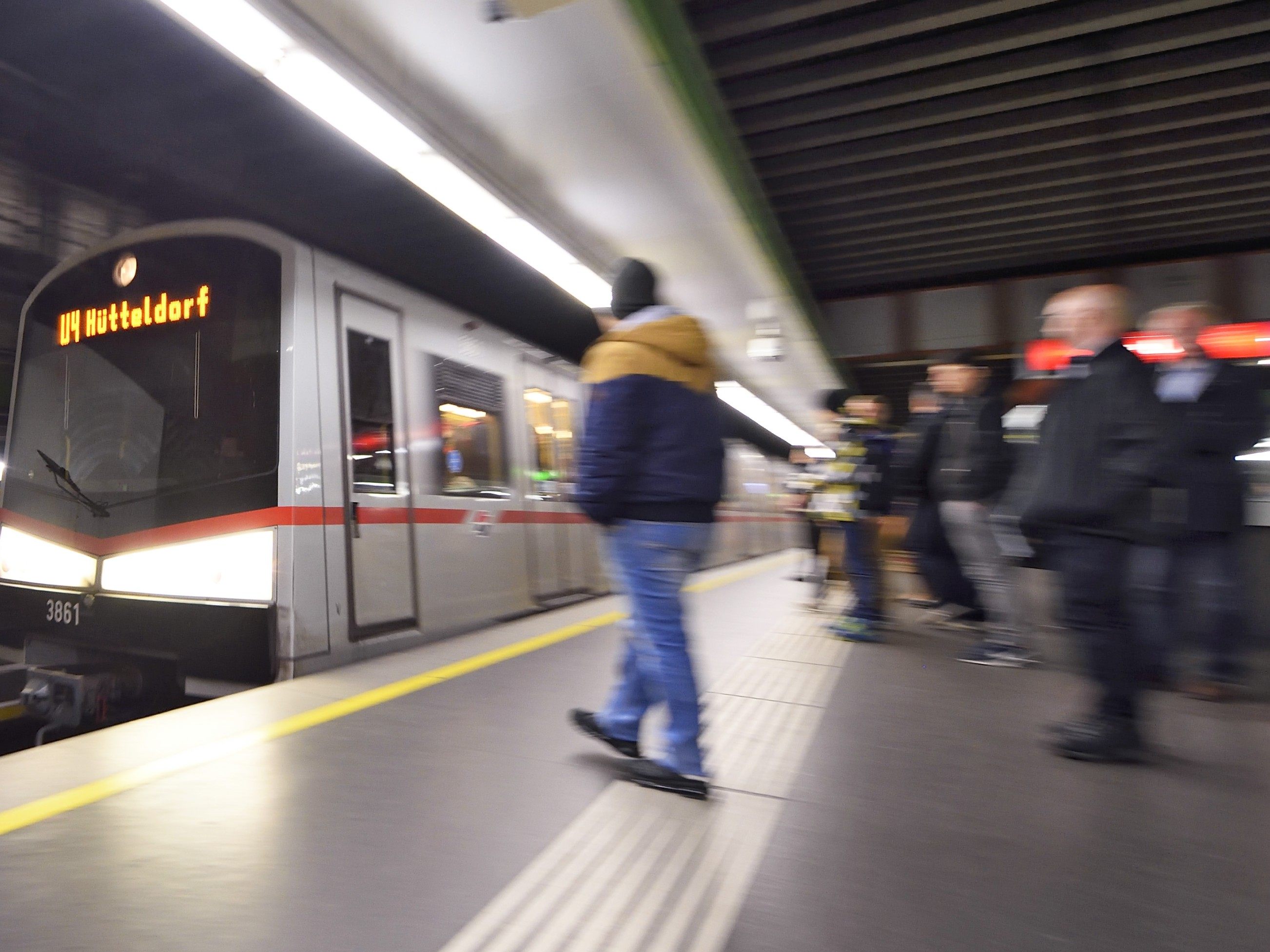 Die U-Bahn senkt den Autoverkehr in Städten stärker als die Straßenbahn.