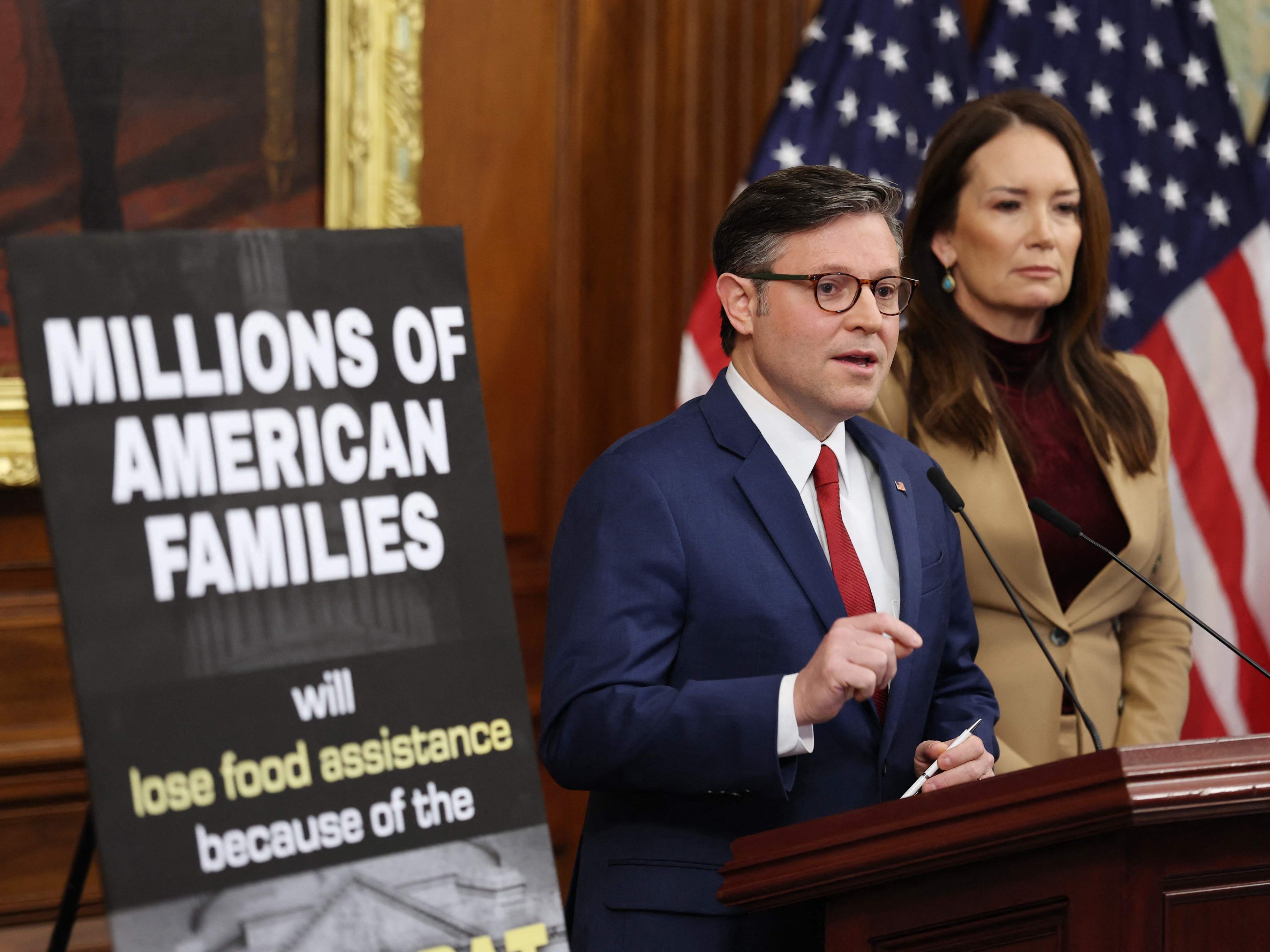 Am 31. Tag des US-Shutdowns äußern sich House Speaker Mike Johnson und Landwirtschaftsministerin Brooke Rollins in Washington zu drohenden Engpässen bei Lebensmittelhilfen.
