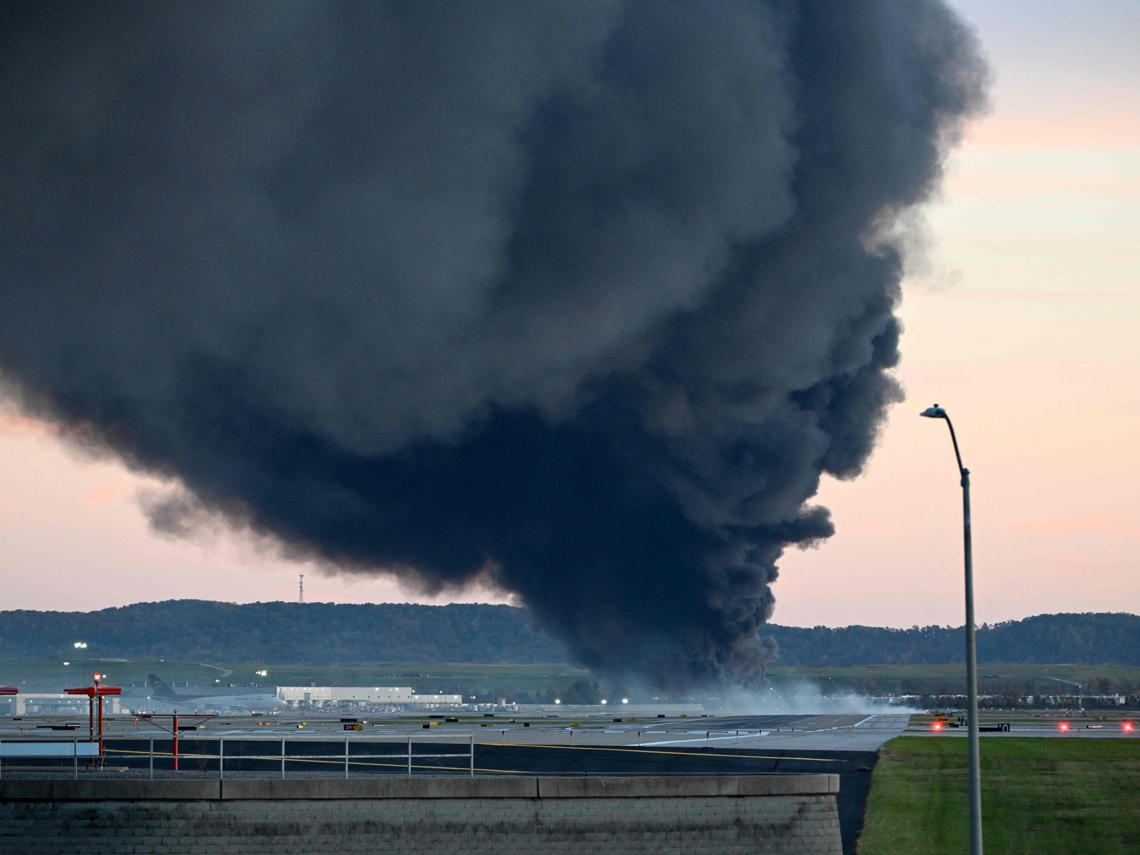 Ein Frachtflugzeug stürzte in Kentucky kurz nach dem Start ab.
