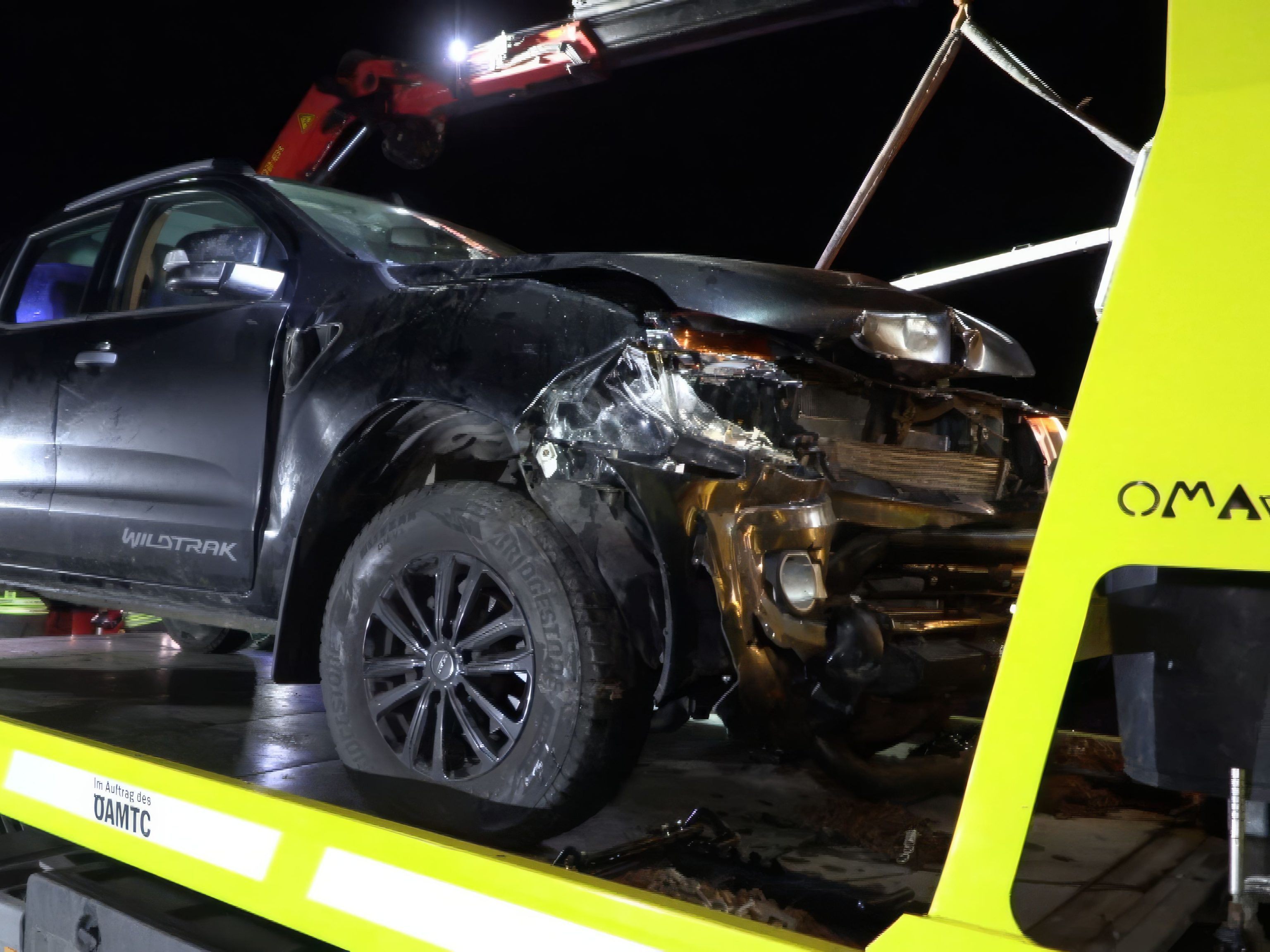 Bei einem Frontalcrash auf der L26 bei Egg wurden zwei Fahrzeuge schwer beschädigt.