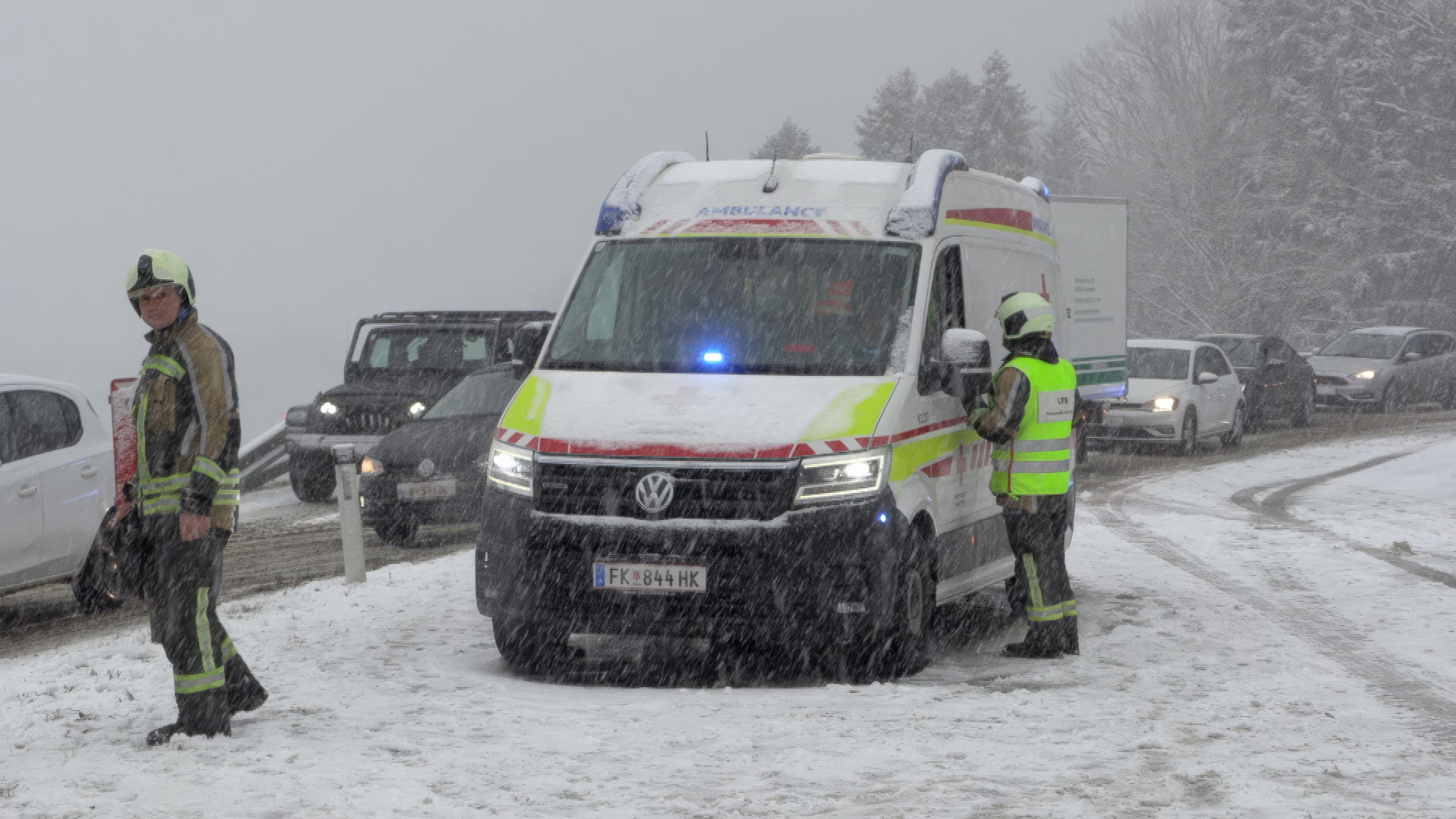 Das Rote Kreuz trifft kurz nach dem Unfall am Einsatzort ein.