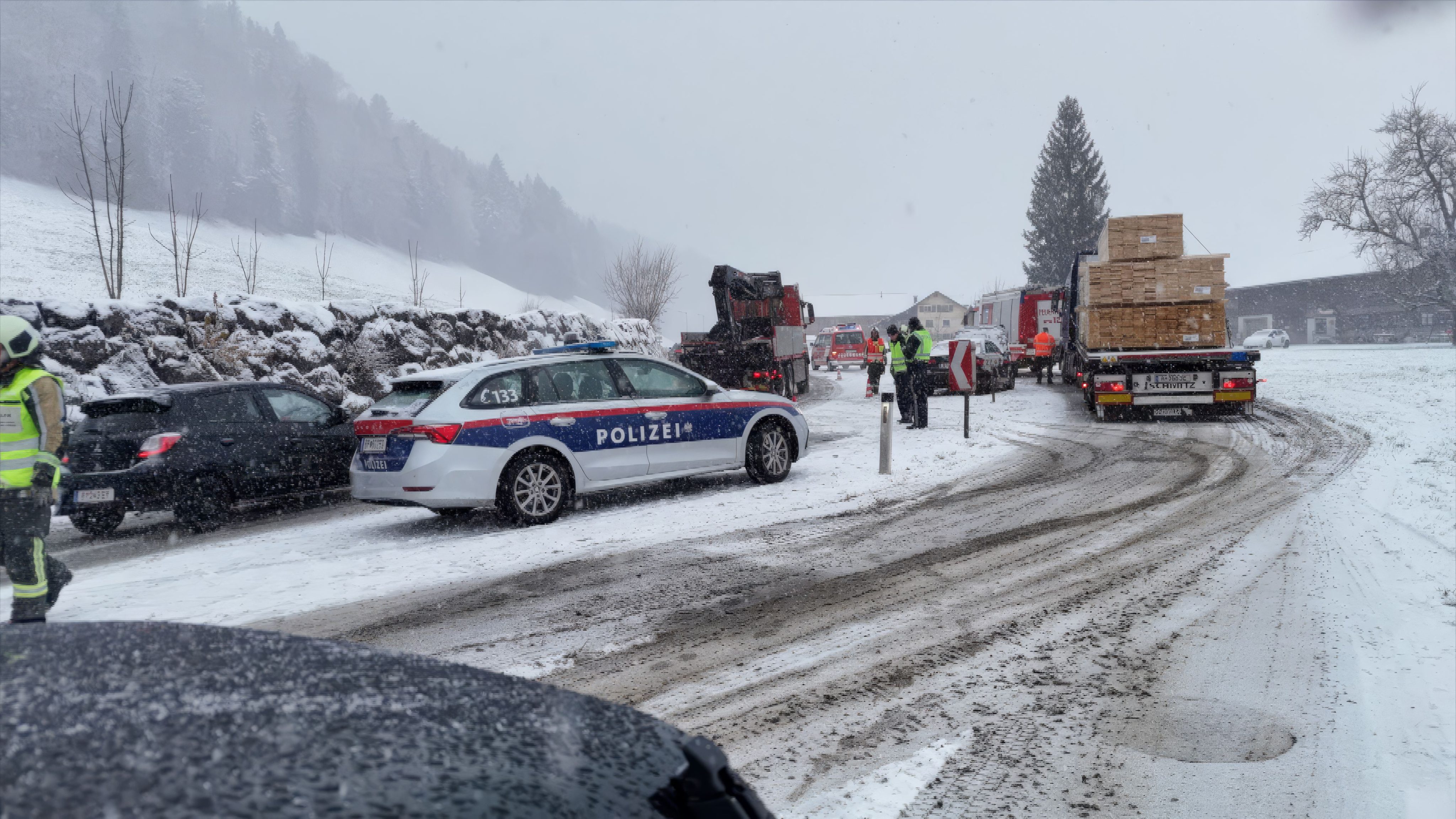 Die L200 war im Bereich der Unfallstelle vorübergehend gesperrt.