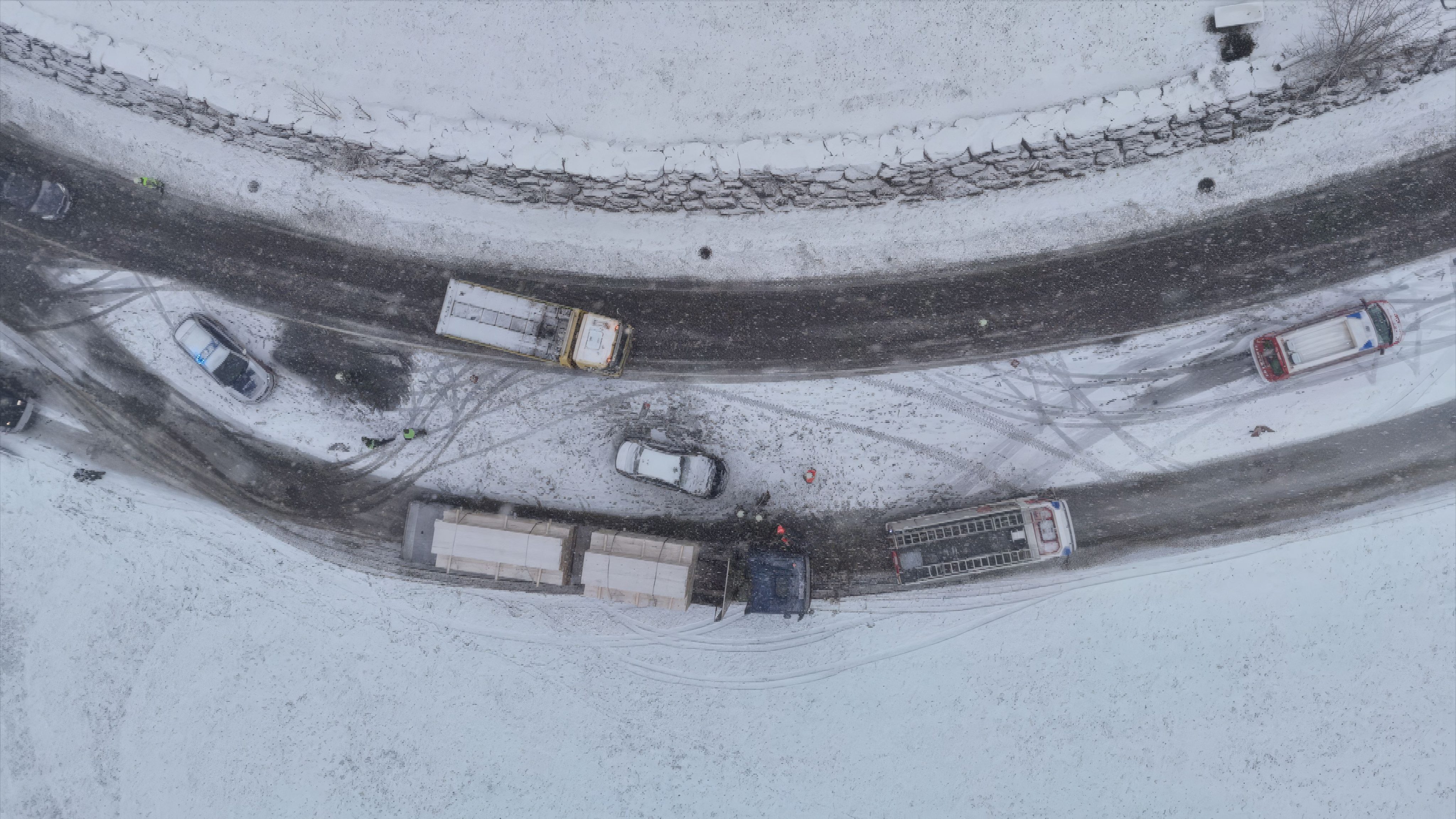 Die Drohnenaufnahme zeigt das gesamte Ausmaß des Einsatzes zwischen Andelsbuch und Bersbuch.