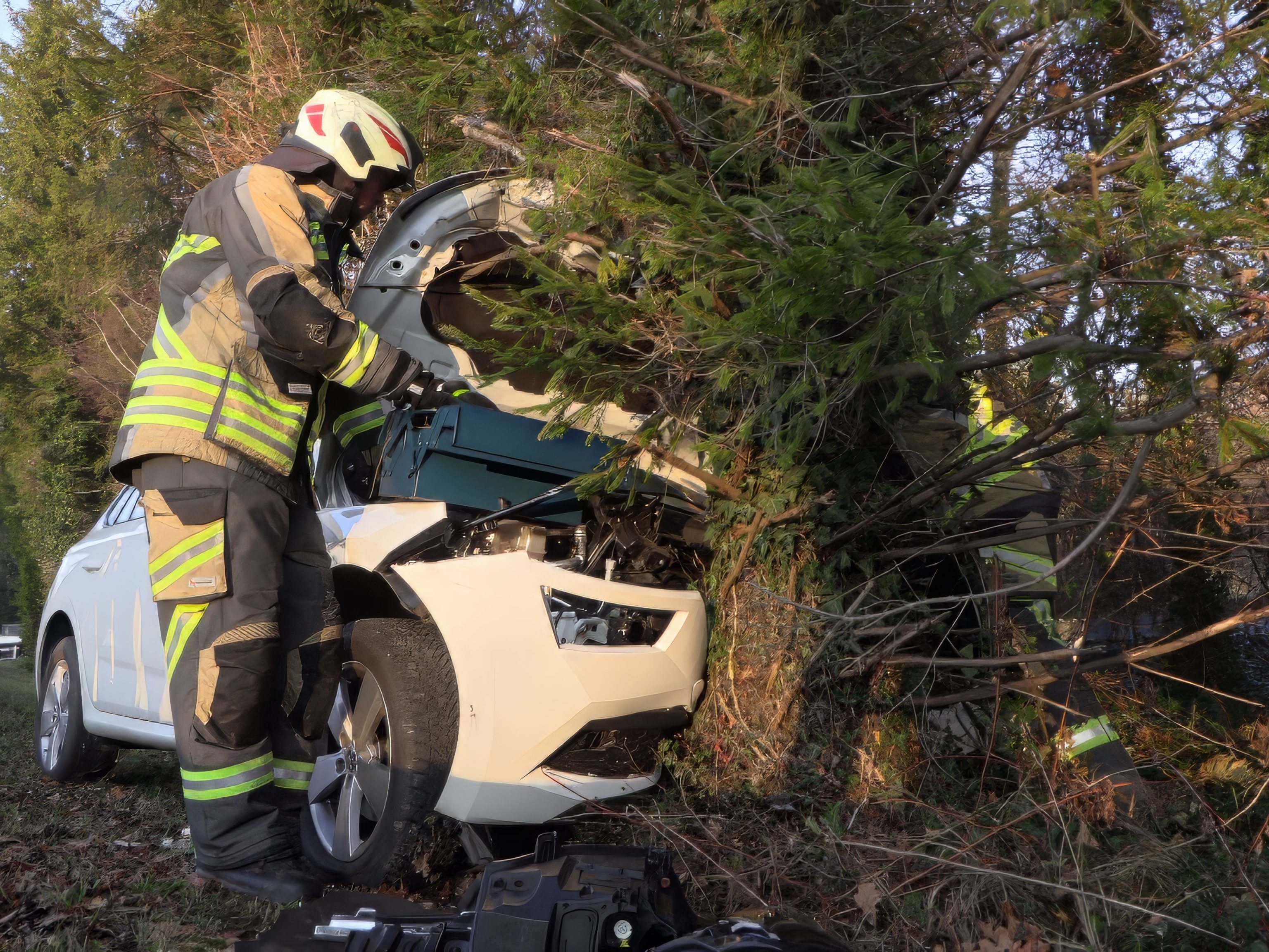 Eine Frau krachte am Donnerstagnachmittag gegen einen Baum in Gaißau.