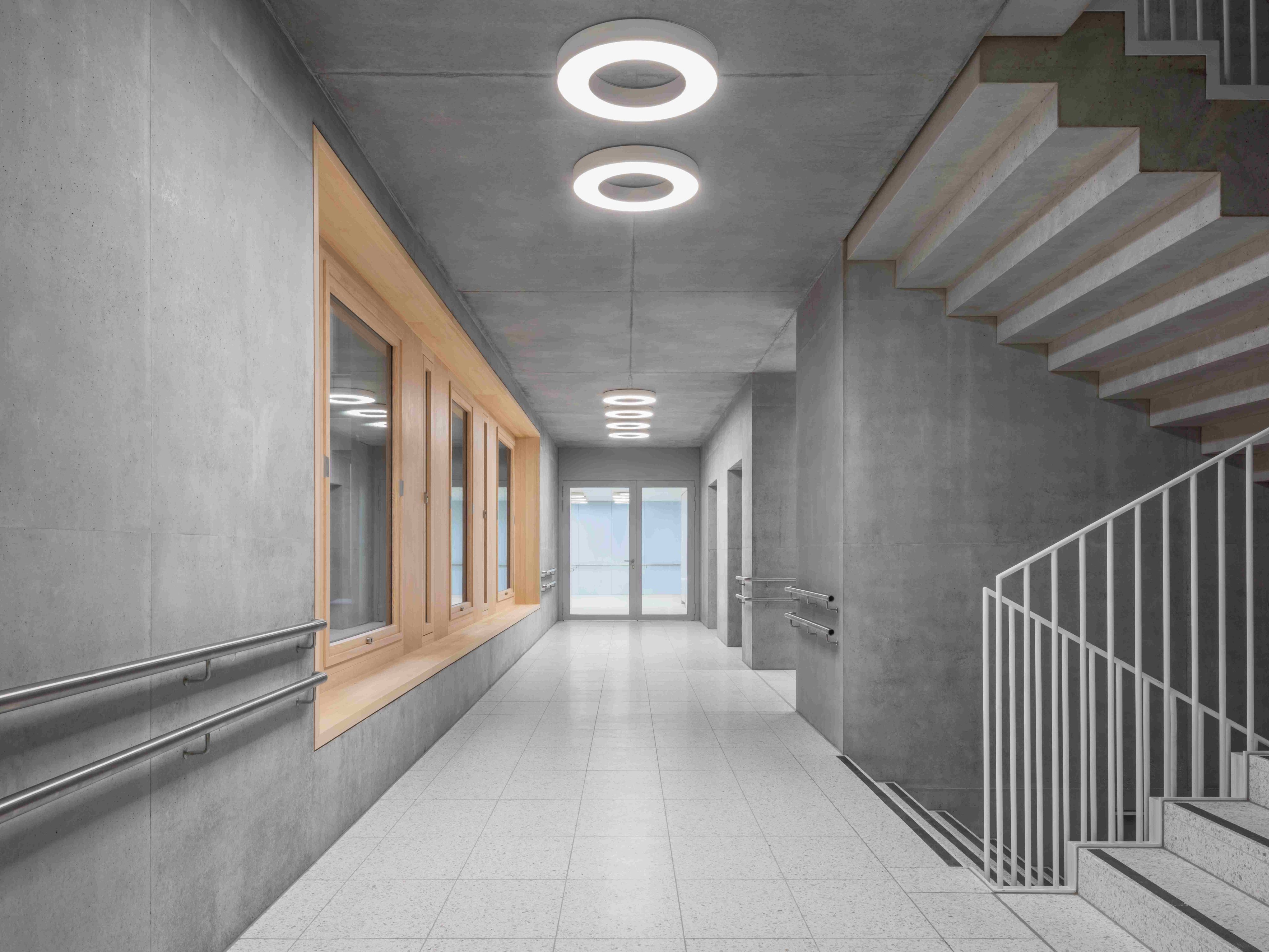 Sichtbeton, Holz, Glas, klare Linien – eine reduzierte, aber warme Sprache.