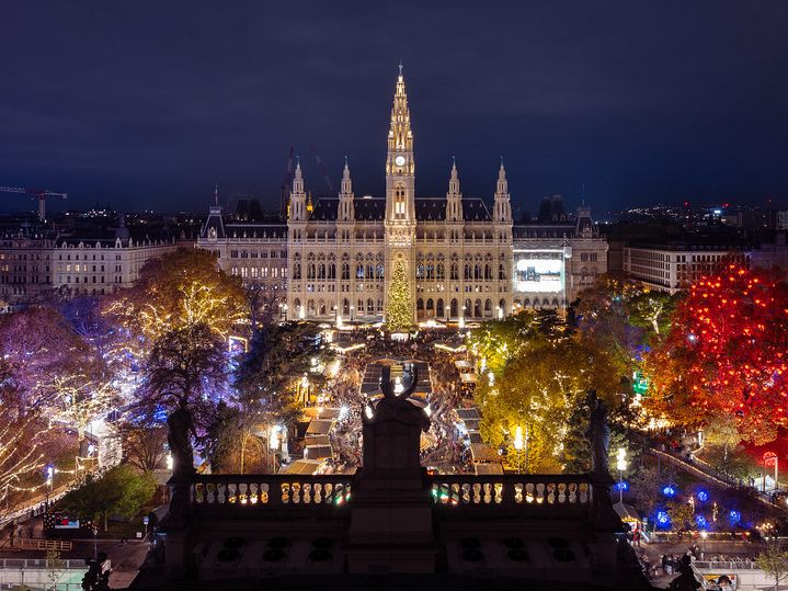 Der Weihnachtsbaum am Wiener Christkindlmarkt am Rathausplatz leuchtet.