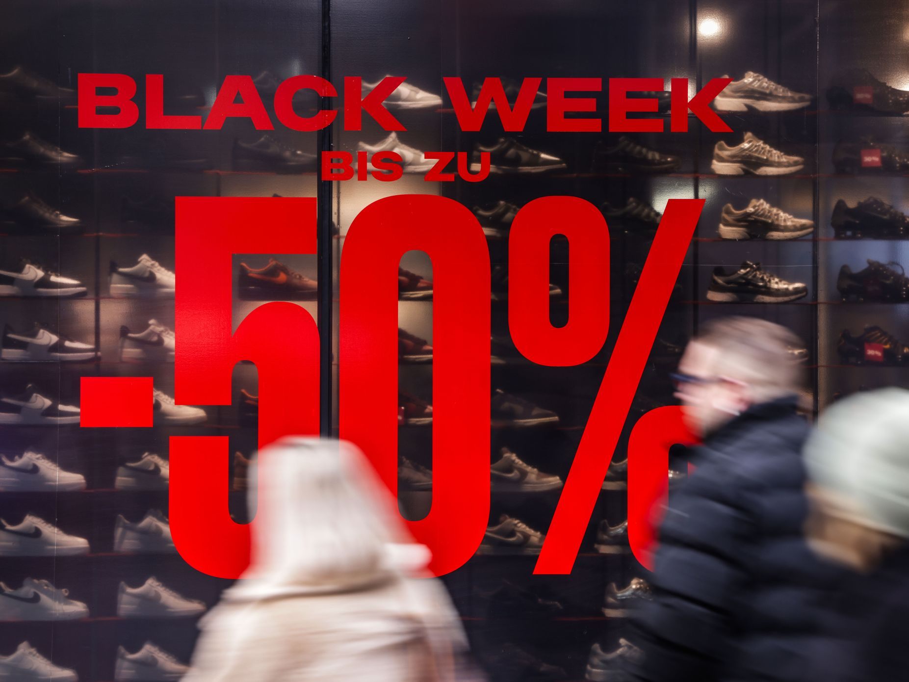 Händler bewerben Black-Friday-Rabatte – aber nicht immer fair.