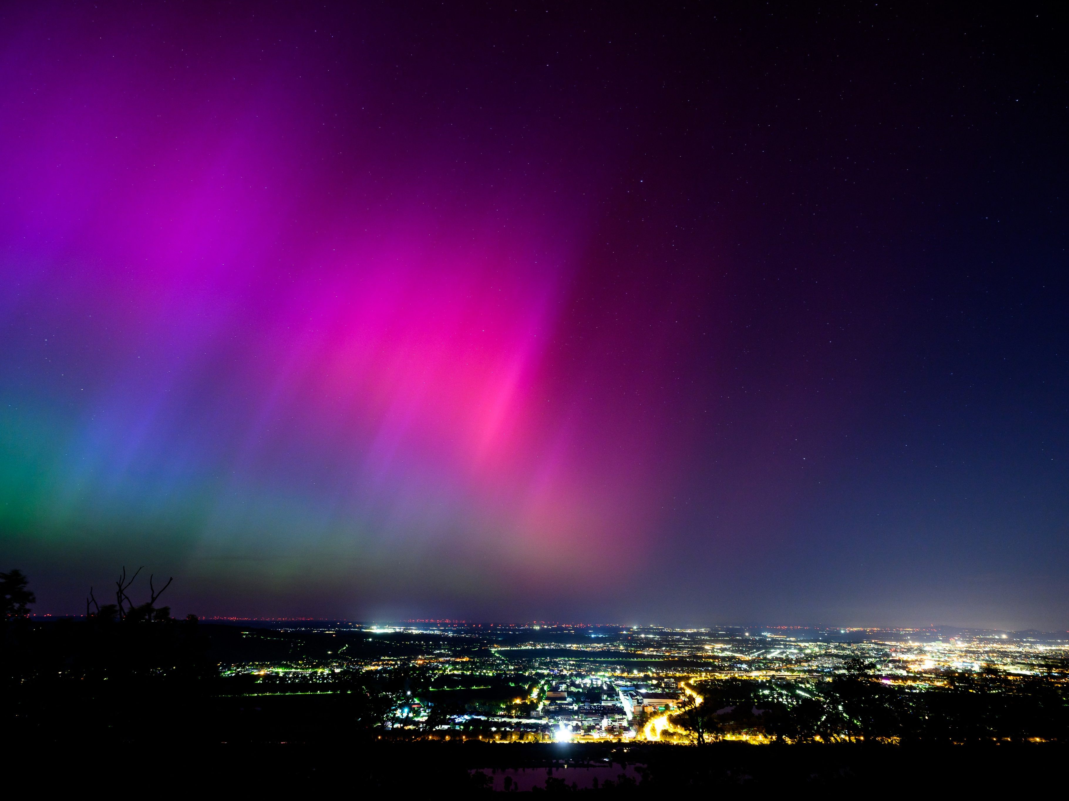 Die Wienerinnen und Wiener dürfen heute was Polarlichter betrifft keine zu großen Erwartungen haben.