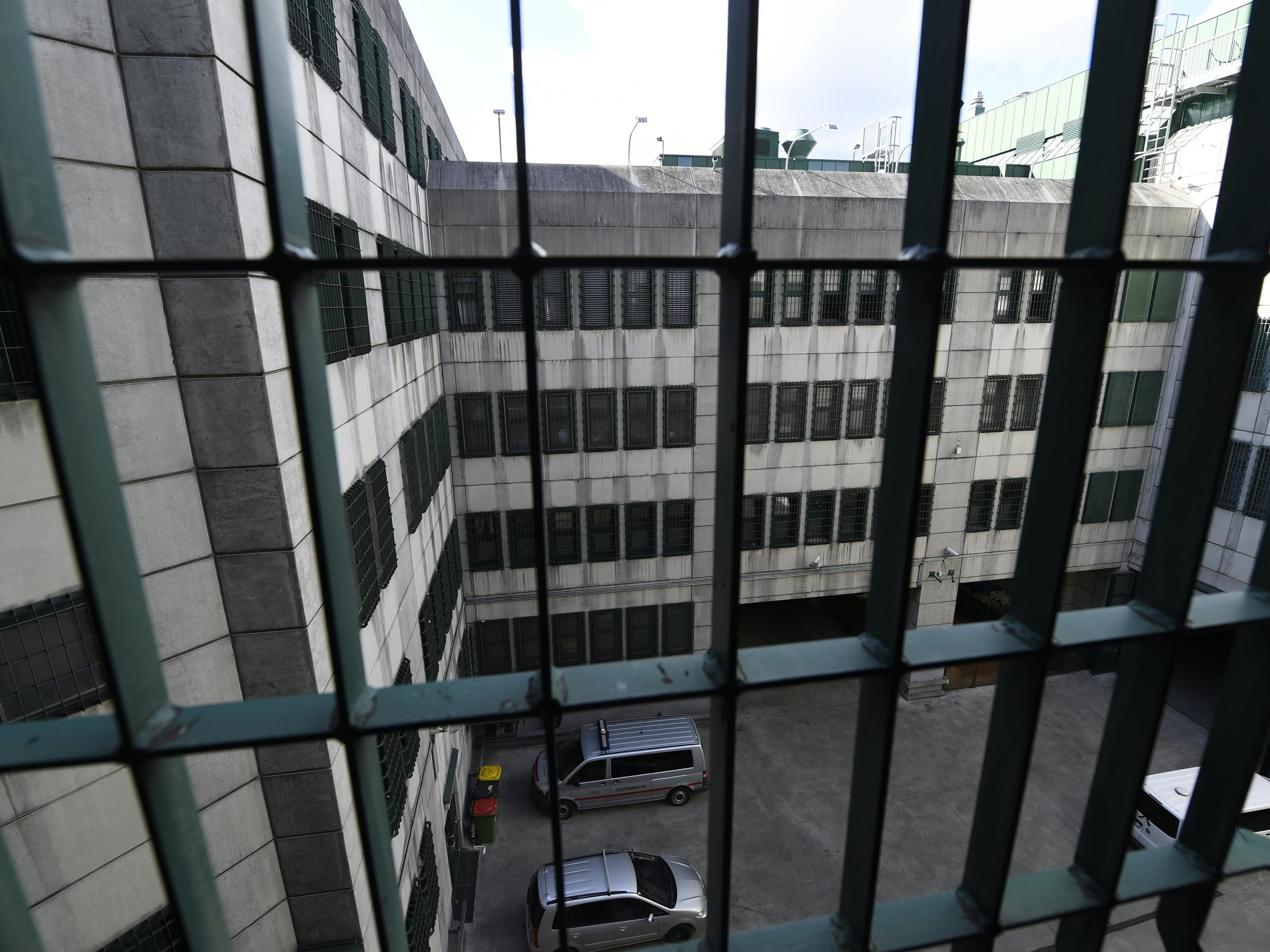 Die Burschen sollen in einer Garage in Wien einen Raubüberfall begangen haben.