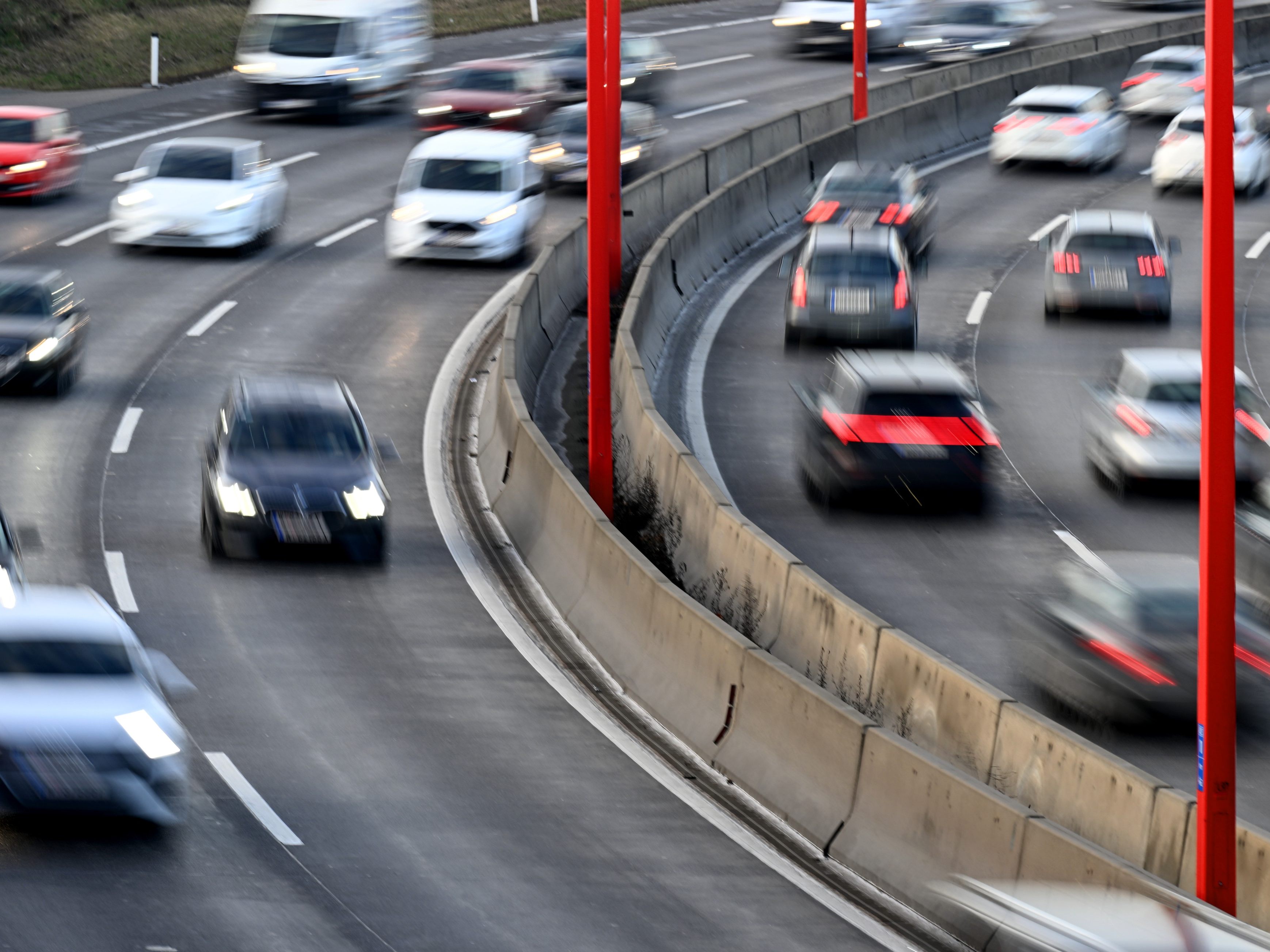 Der Stau reichte bis auf die A2 und A4 zurück.