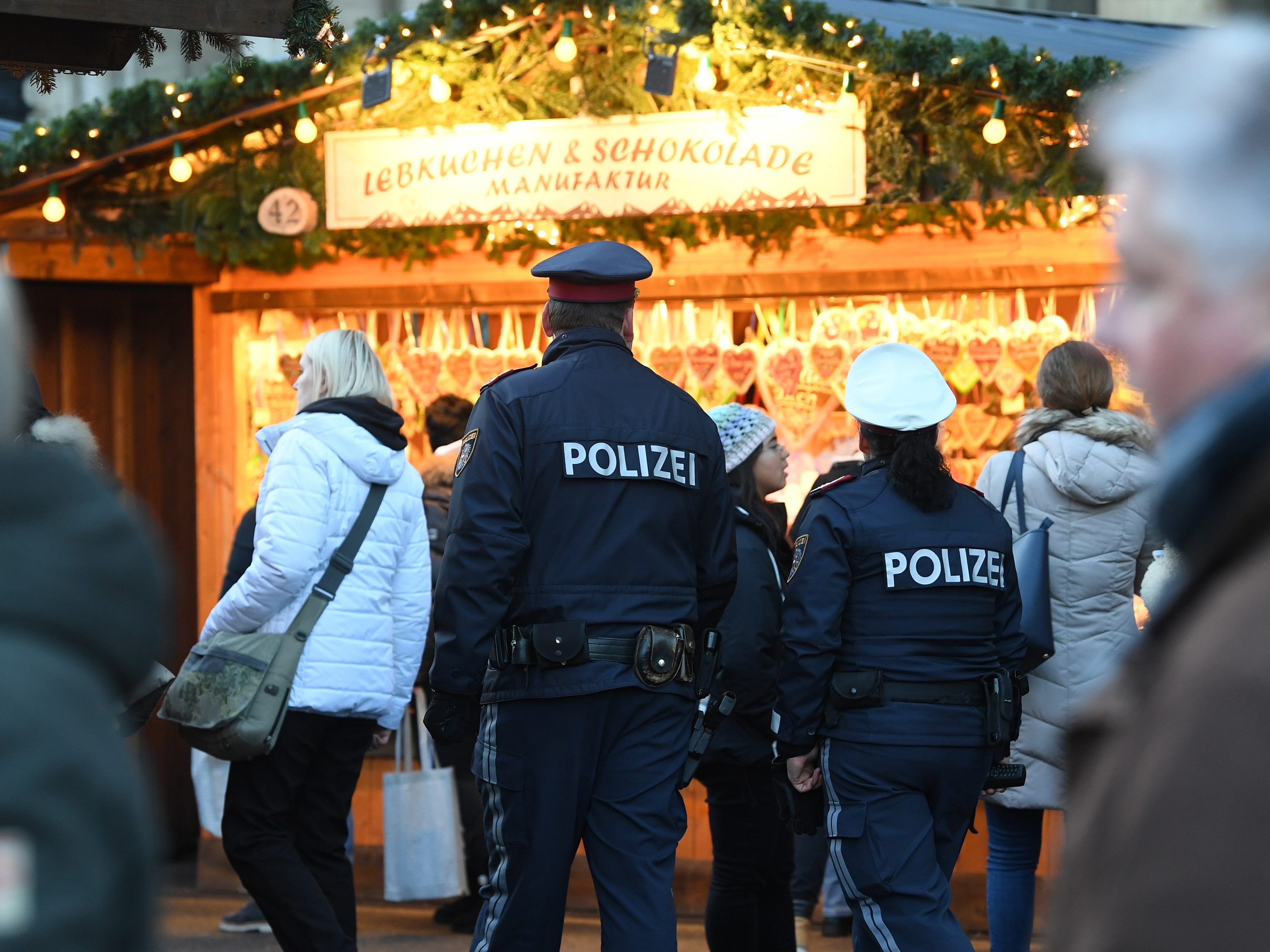 Die Polizei zeigt Präsenz auf den Christkindlmärkten.