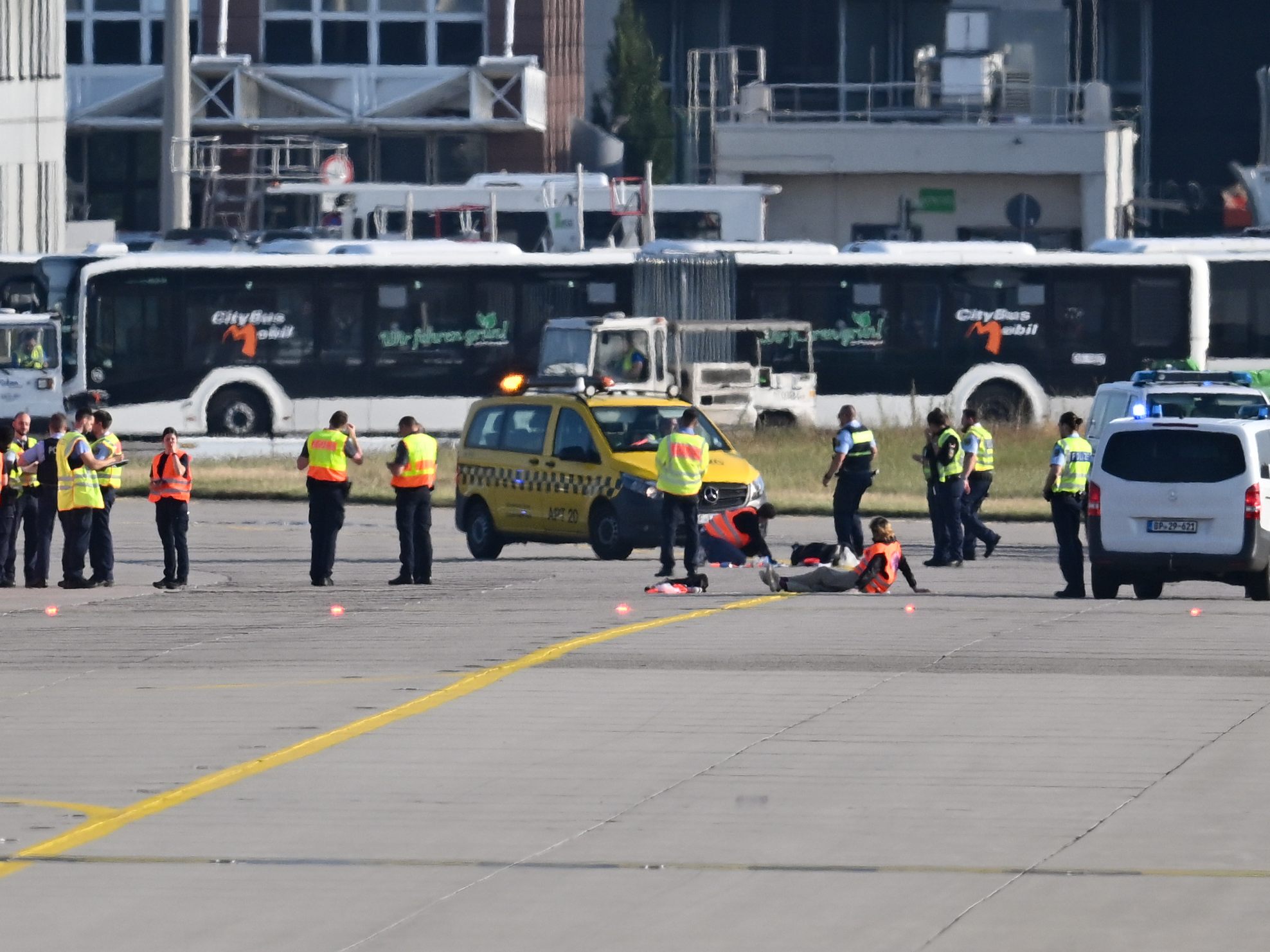 Im Jahr 2024 kam es auch am Frankfurter Flughafen zu einer Protestaktion von Klimaaktivisten.