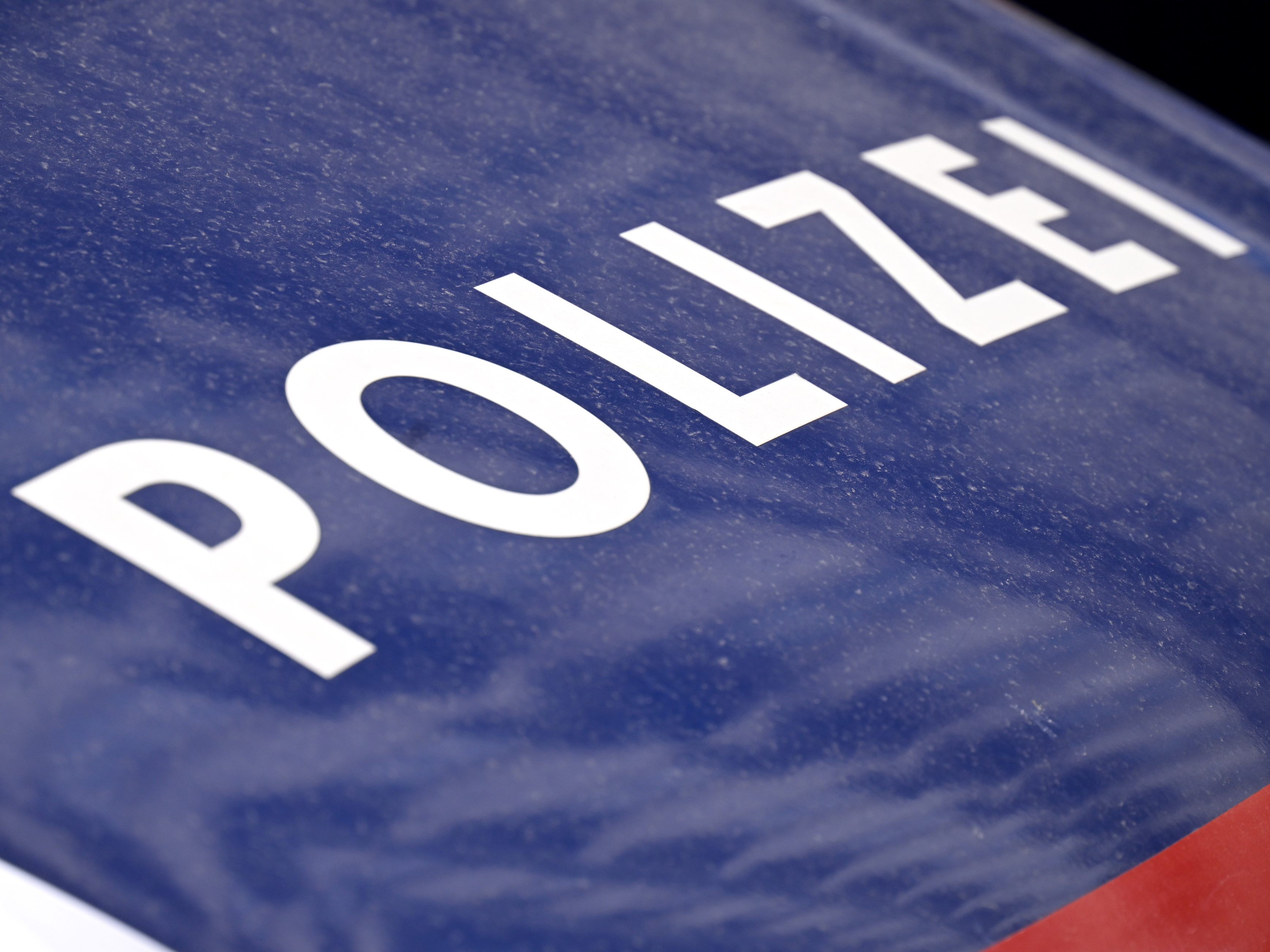 Die Polizei fahndet nach den Tatverdächtigen.