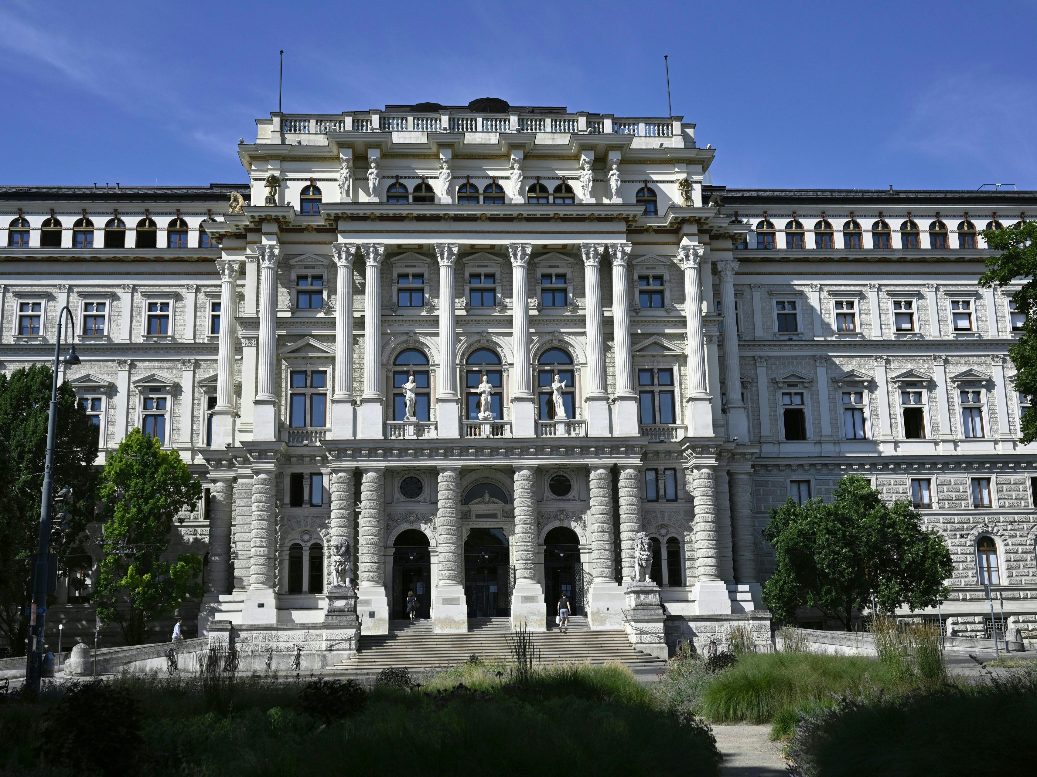 Der Prozess findet im Dezember statt.