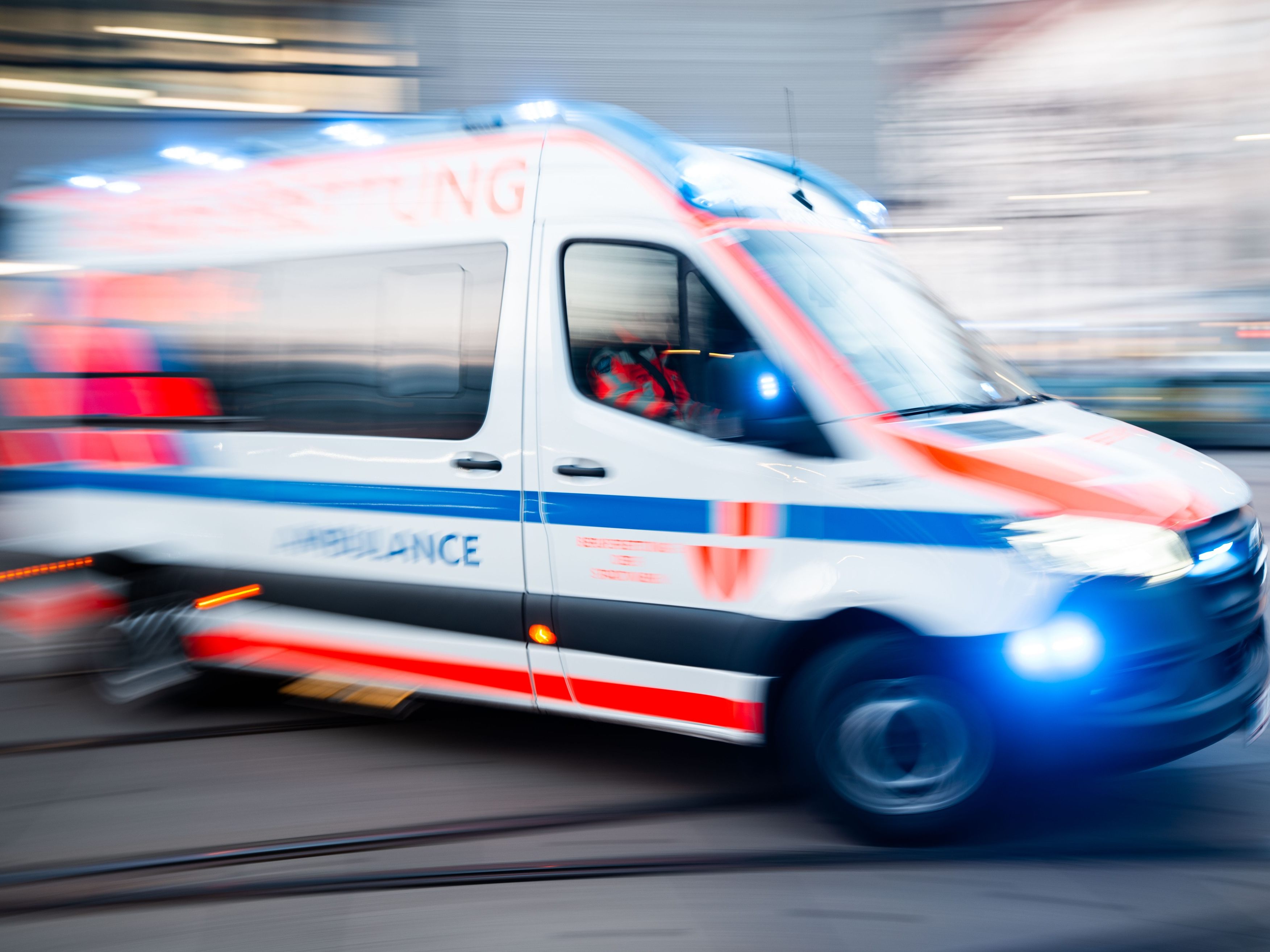 Der Mann wurde ins Krankenhaus gebracht.