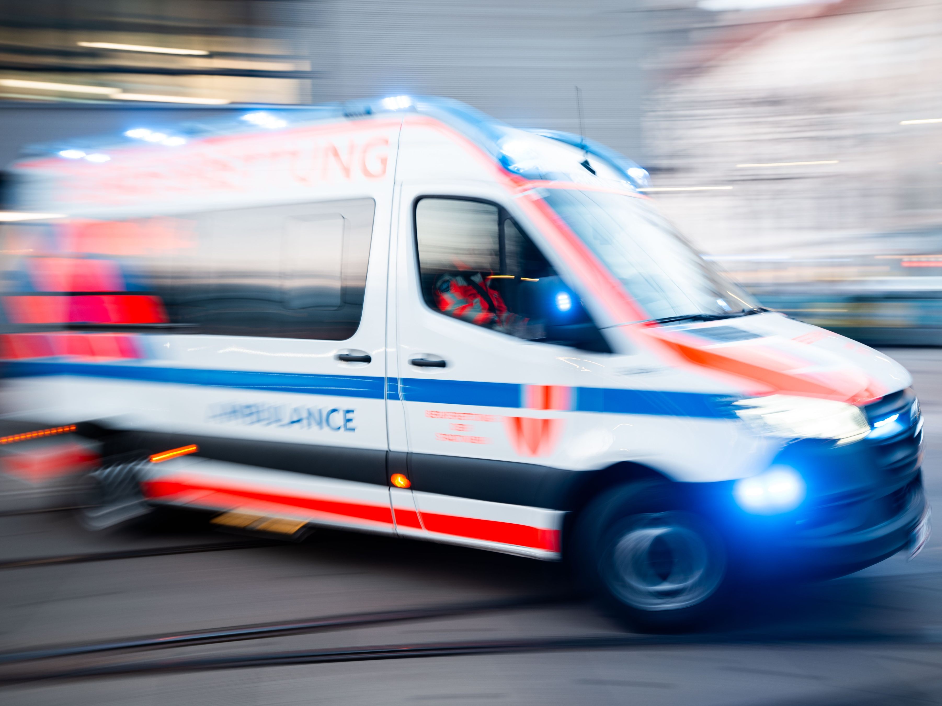 Der Schwerverletzte wurde von der Wiener Berufsrettung ins Krankenhaus gebracht.