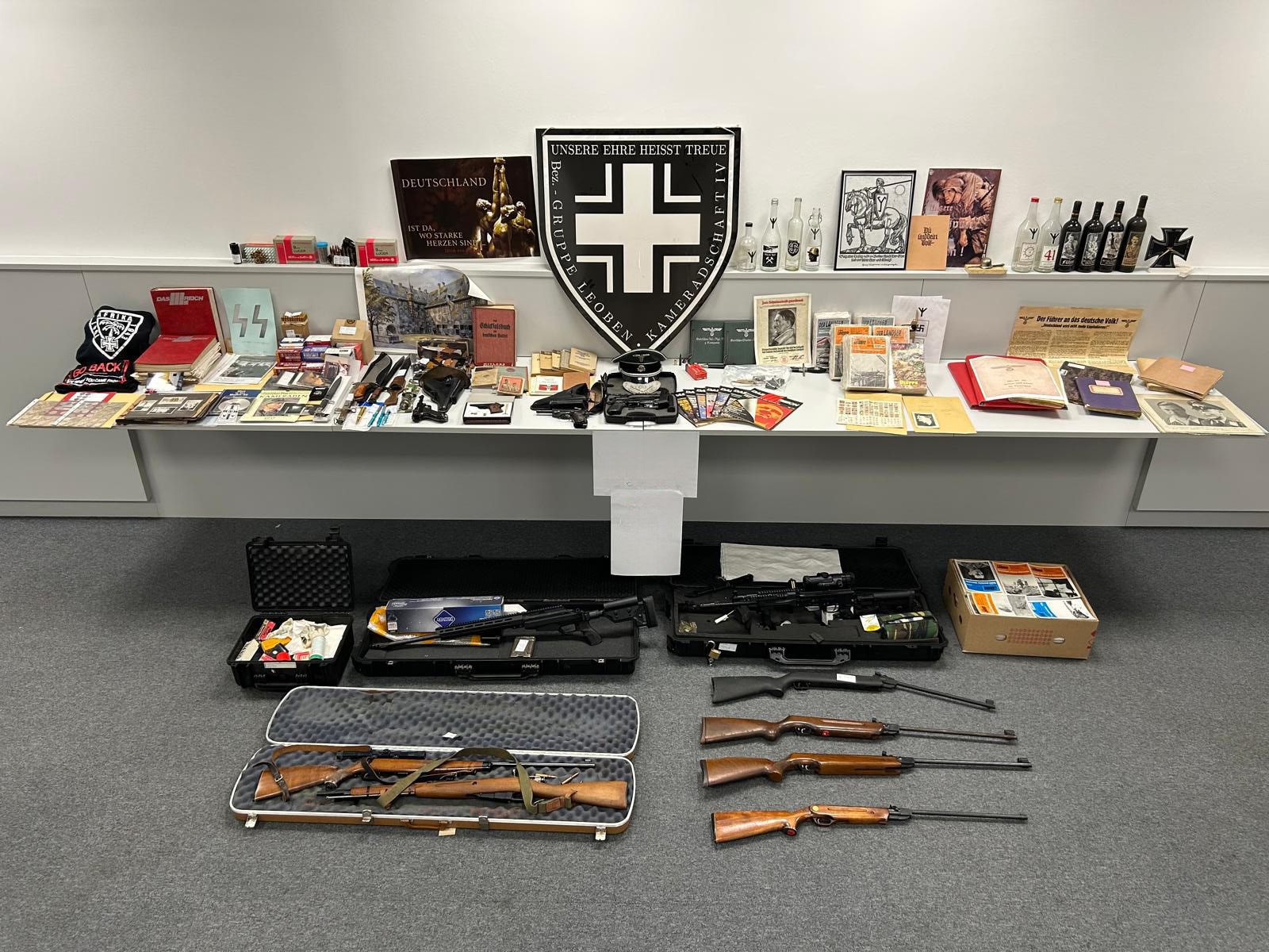 Bei einer Hausdurchsuchung des 44-jährigen Leobeners wurden NS-Devotionalien, Schusswaffen, verbotene Waffen und Munition sowie Drogen sichergestellt.