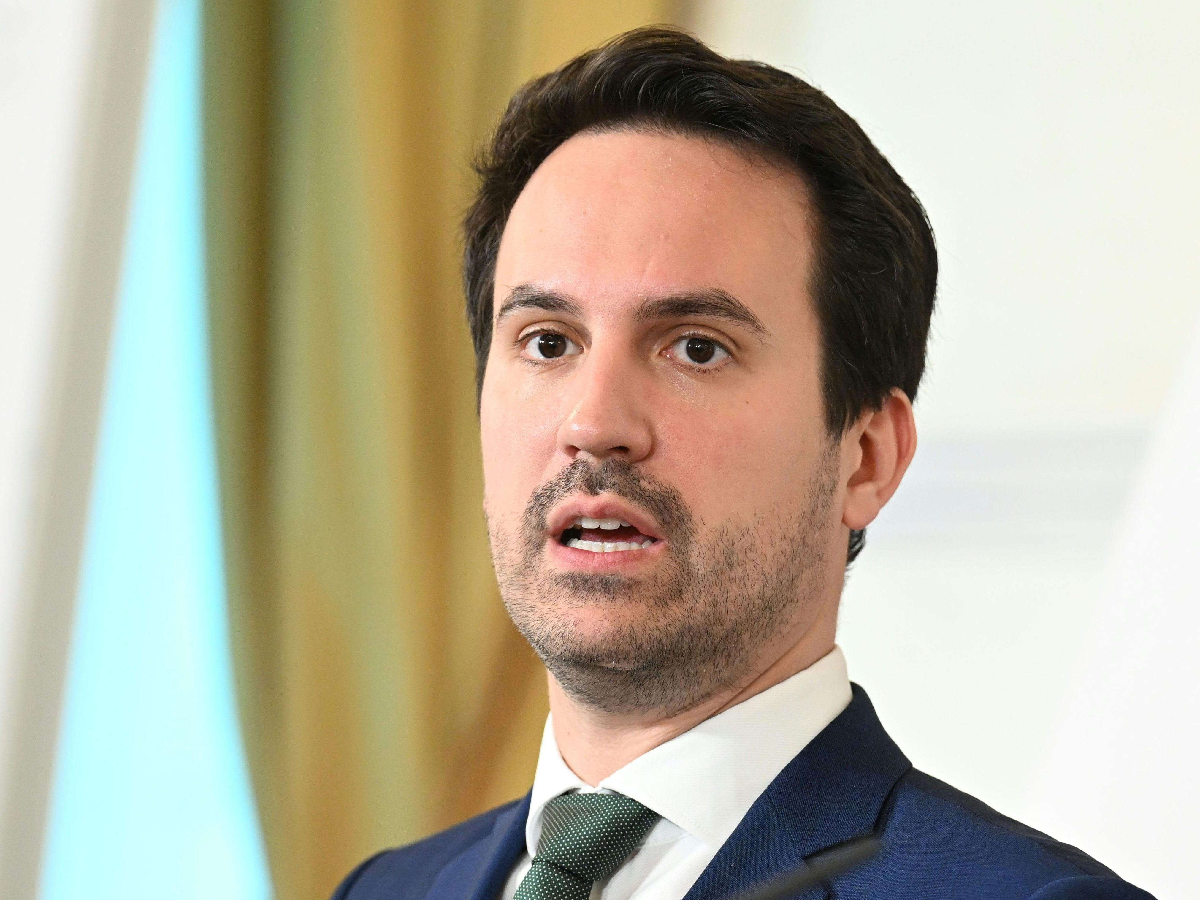 Wiederkehr kündigt ein Gütesiegel für Schulen mit Schwerpunkt auf Wirtschaftsbildung an.