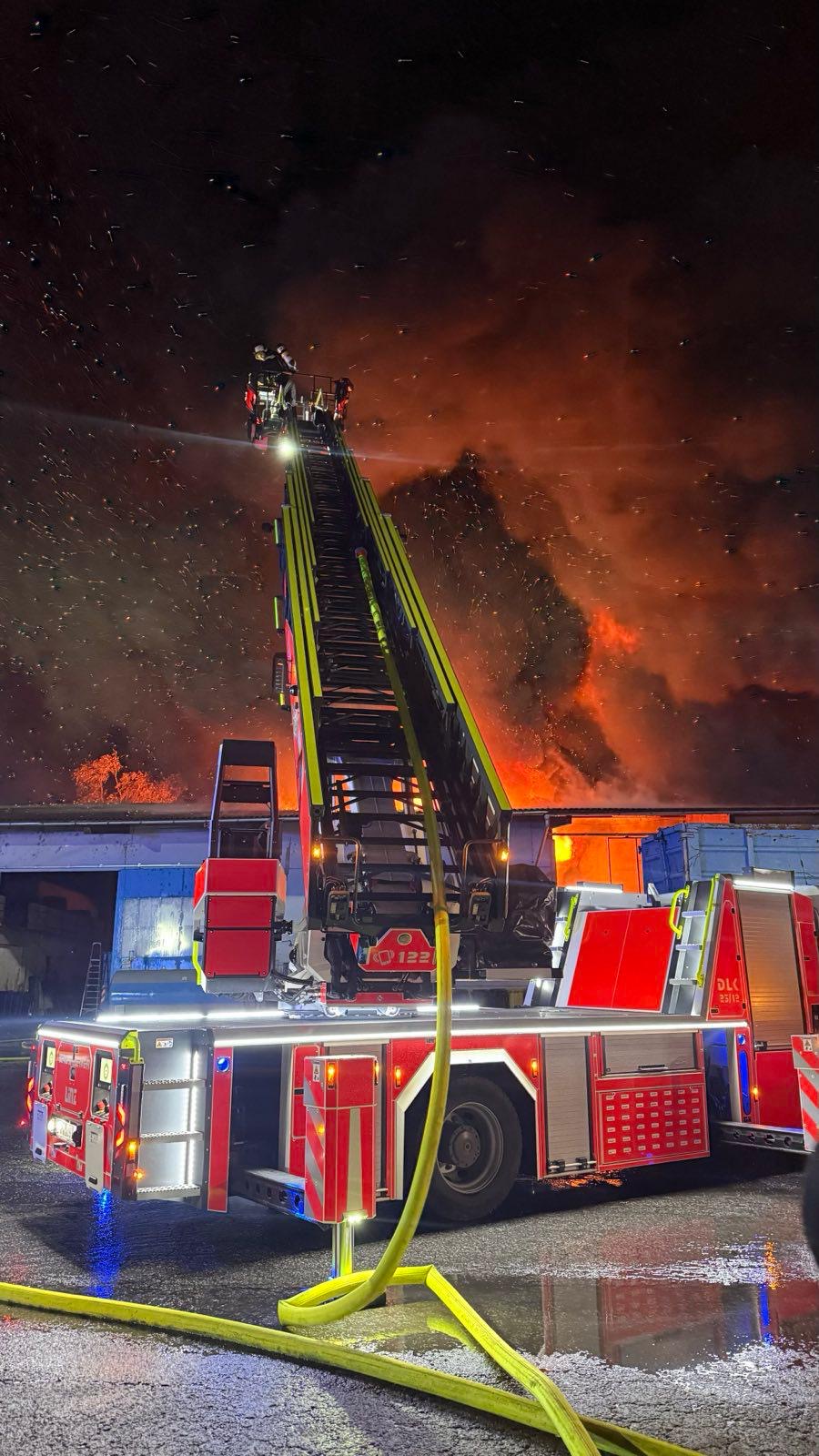 ABD0025_20251118 – LINZ – STERREICH: ++ HANDOUT ++ ZU APA0106 VOM 18.11.2025 – In der Nacht auf Dienstag, 18. November 2025, ist die Berufsfeuerwehr in Linz zu einem Gro§brand in einer Lagerhalle eines Recyclingunternehmens gerufen worden. – FOTO: APA/BERUFSFEUERWEHR LINZ – ++ WIR WEISEN AUSDRCKLICH DARAUF HIN, DASS EINE VERWENDUNG DES BILDES AUS MEDIEN- UND/ODER […]